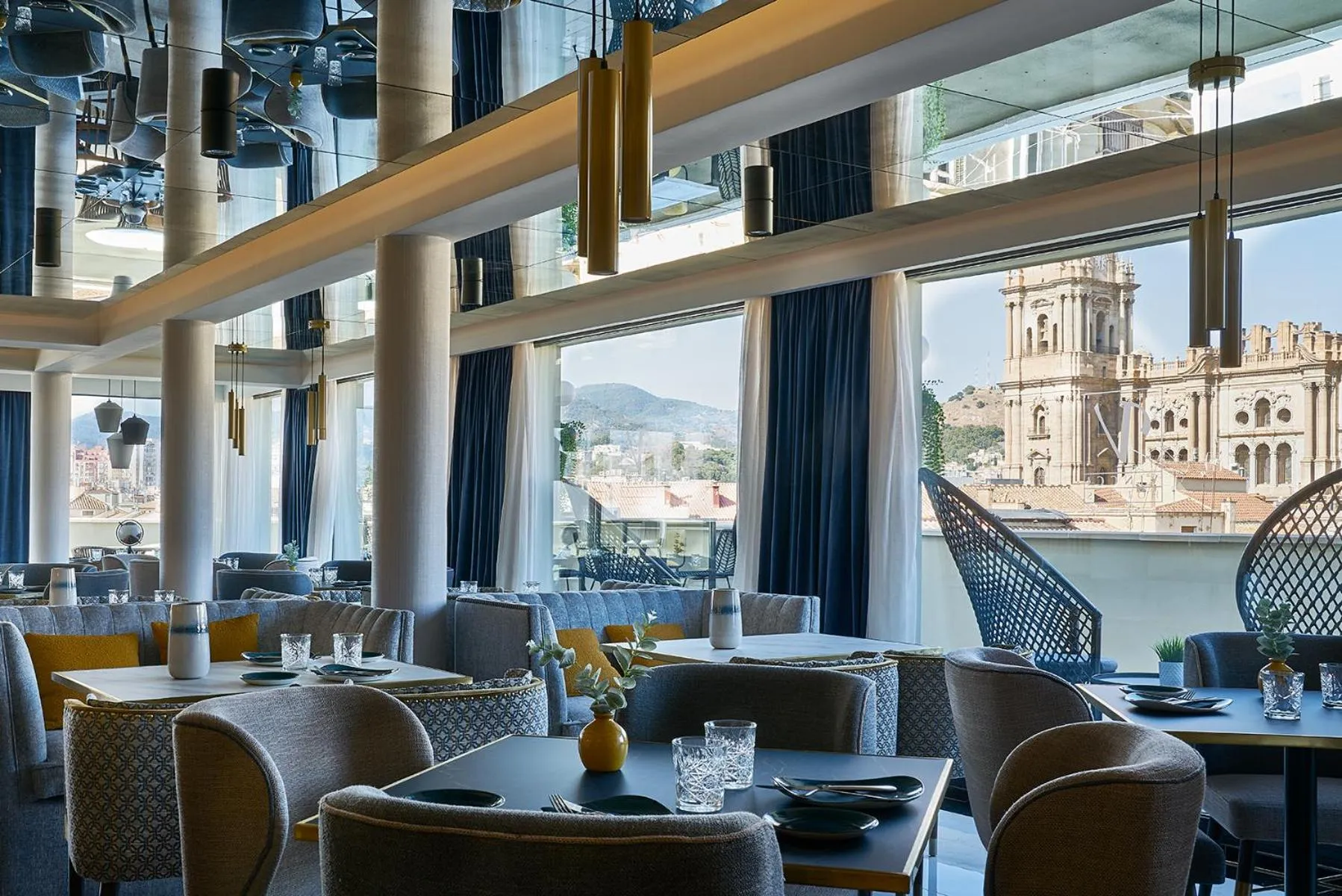 Restaurant/places to eat in Vincci Larios Diez