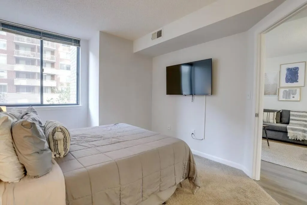 Sensational 1 Bedroom Condo At Ballston place With Gym