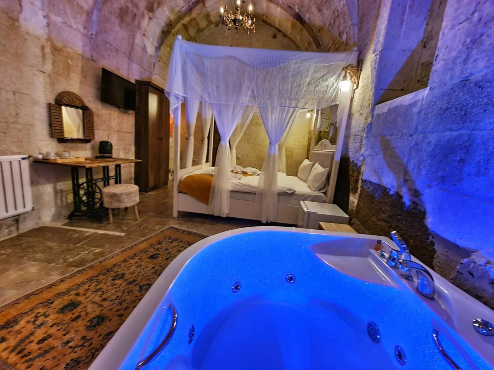 Hot Tub, Bed in Lavinia Cappadocia Cave