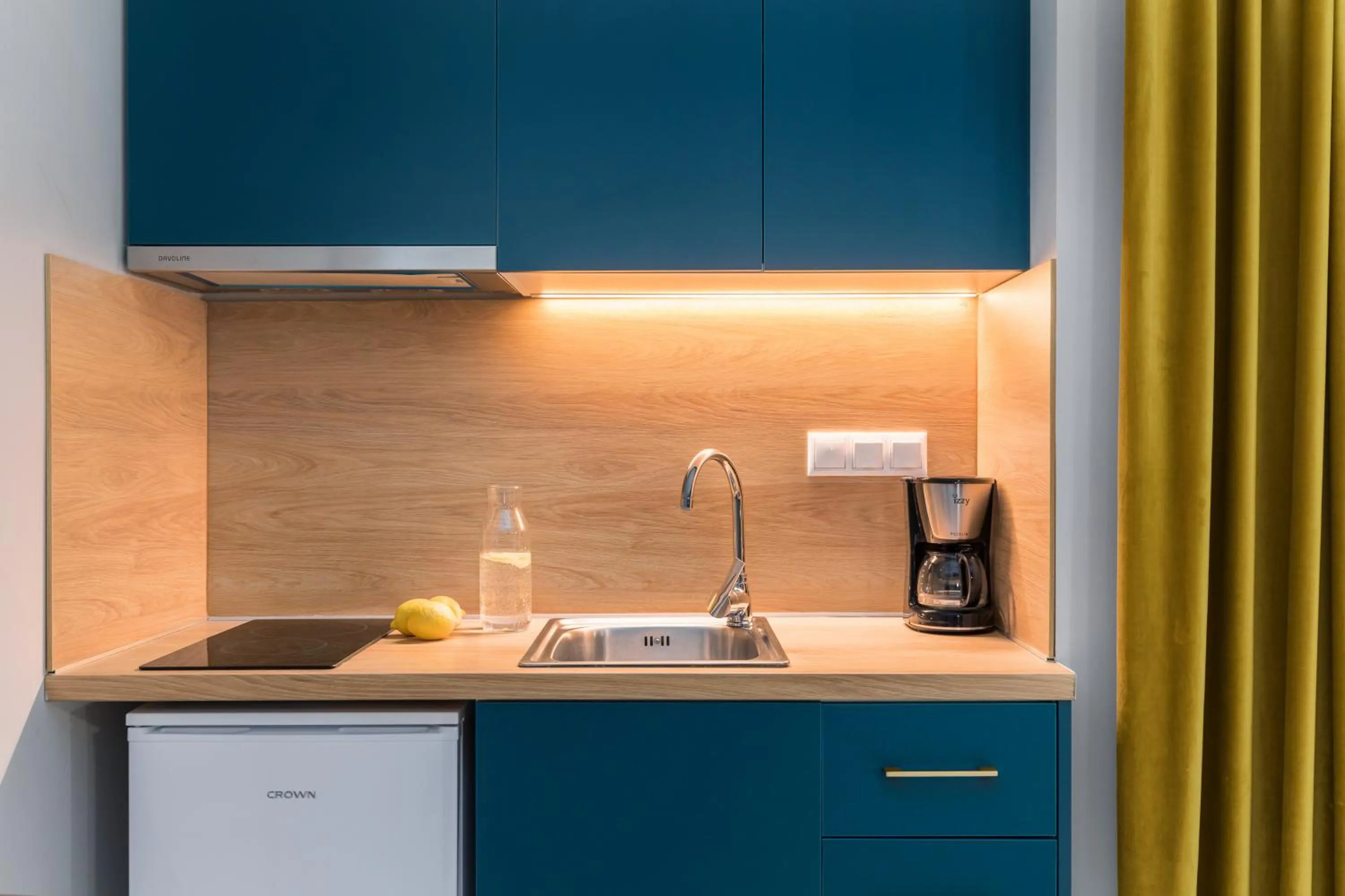 Coffee/tea facilities in Black Onyx Comfort Suites - Elegant Stay- City Center Next to Airport Bus