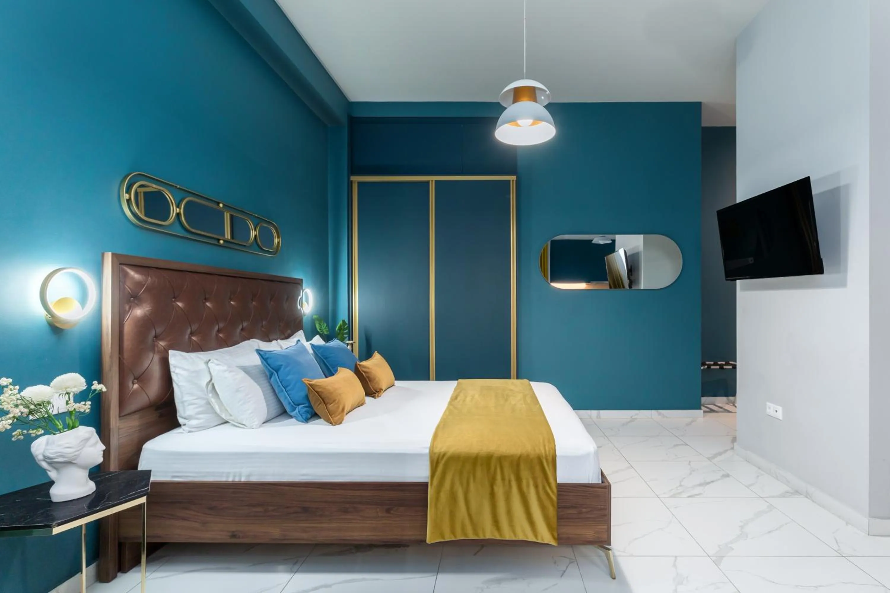 Bed in Black Onyx Comfort Suites - Elegant Stay- City Center Next to Airport Bus