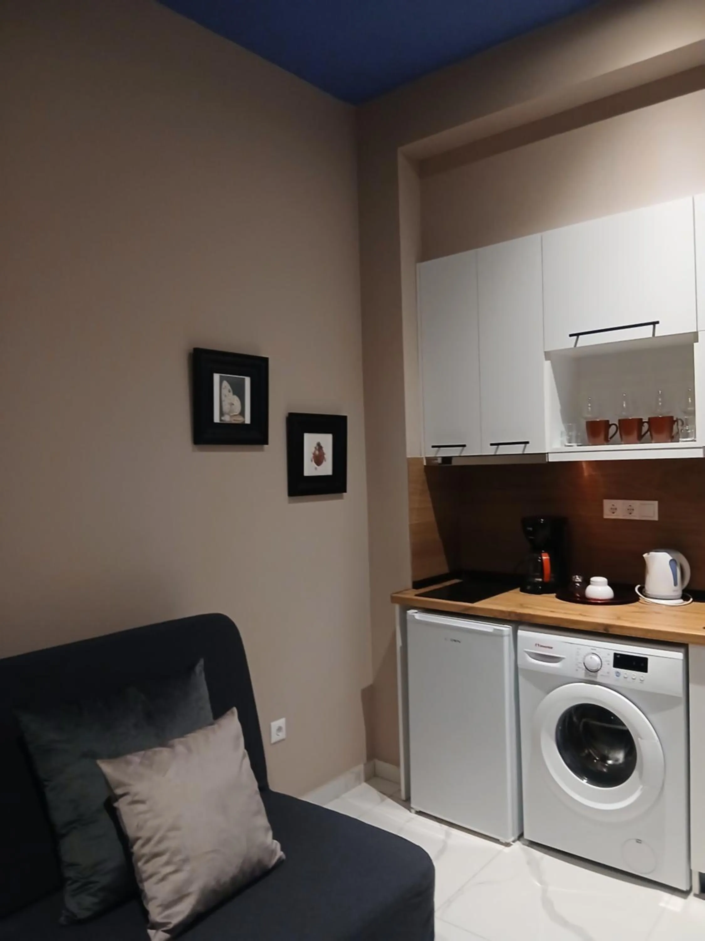 Living room in Black Onyx Comfort Suites - Elegant Stay- City Center Next to Airport Bus