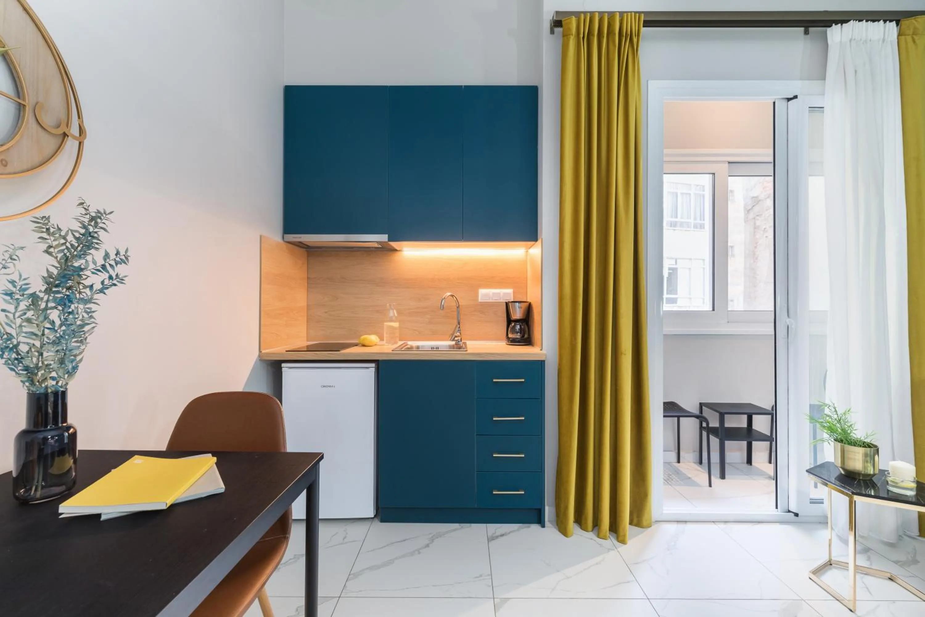 Kitchen or kitchenette in Black Onyx Comfort Suites - Elegant Stay- City Center Next to Airport Bus