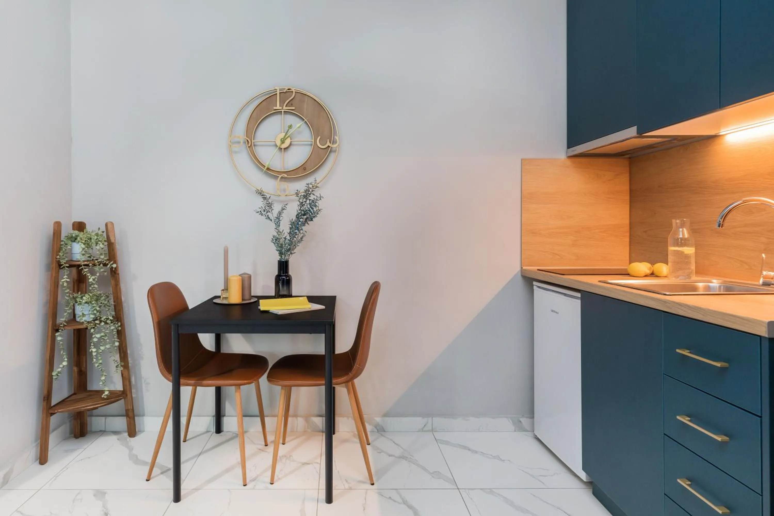 Kitchen or kitchenette in Black Onyx Comfort Suites - Elegant Stay- City Center Next to Airport Bus