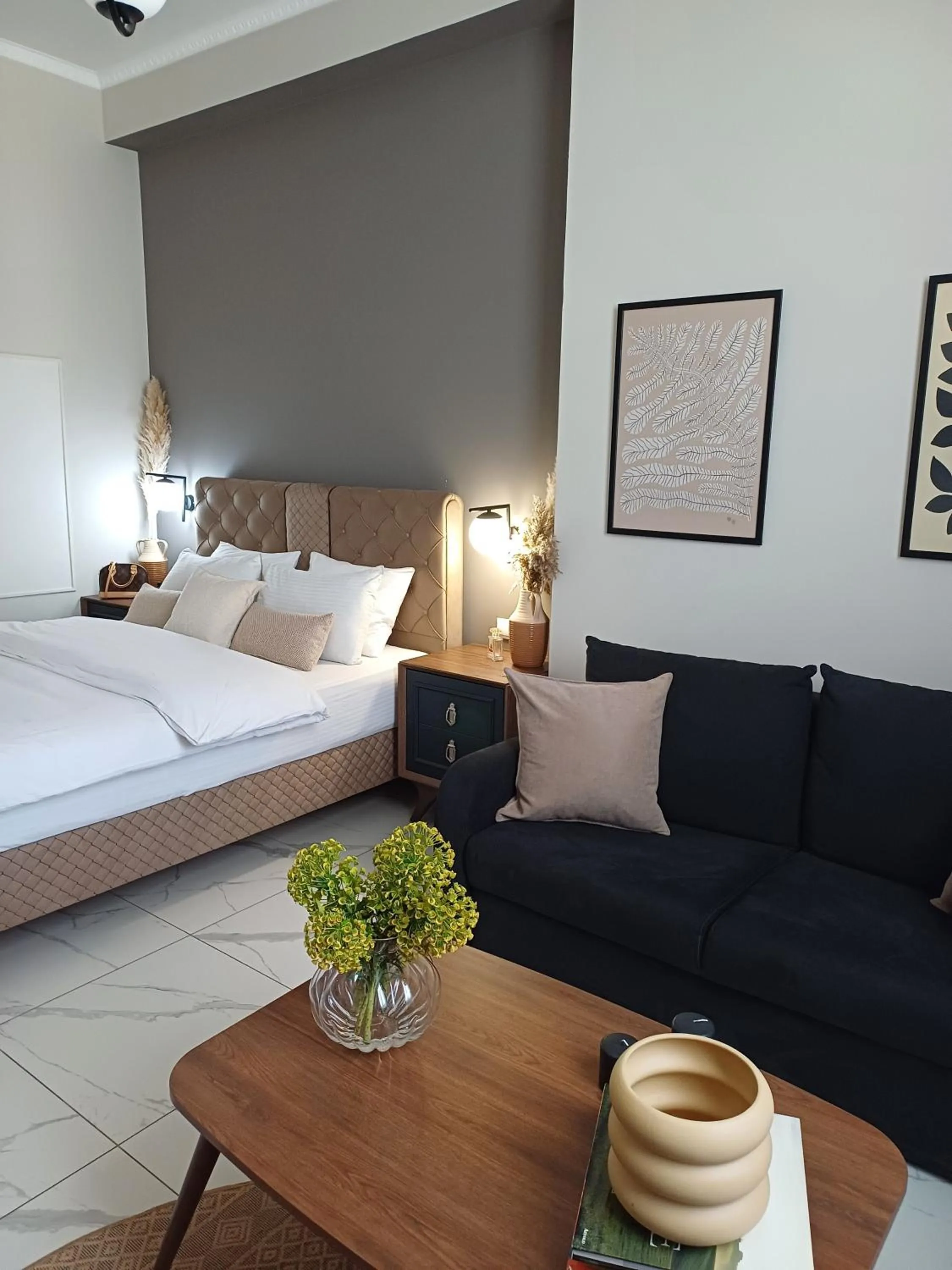 Bed in Black Onyx Comfort Suites - Elegant Stay- City Center Next to Airport Bus