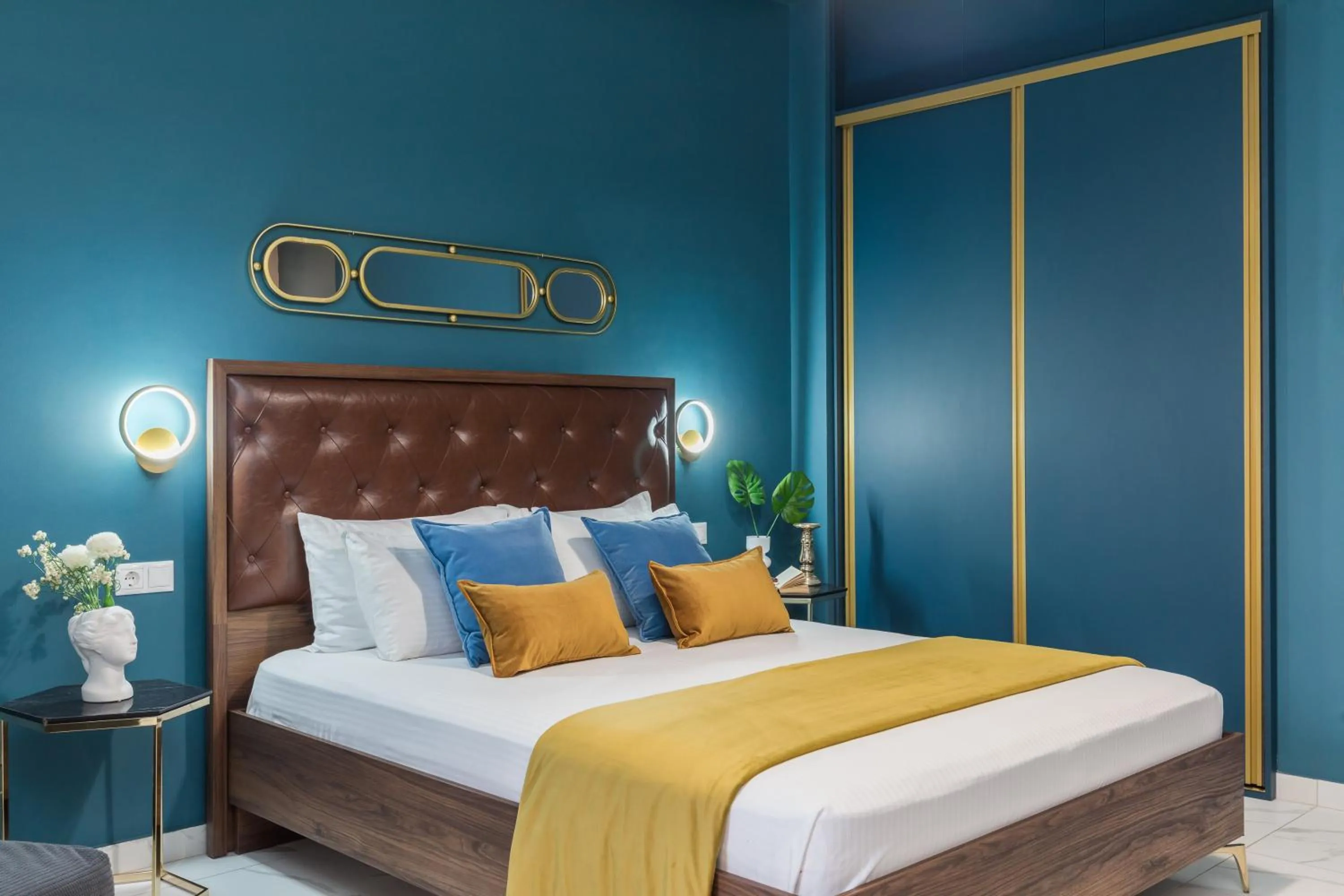 Bed in Black Onyx Comfort Suites - Elegant Stay- City Center Next to Airport Bus