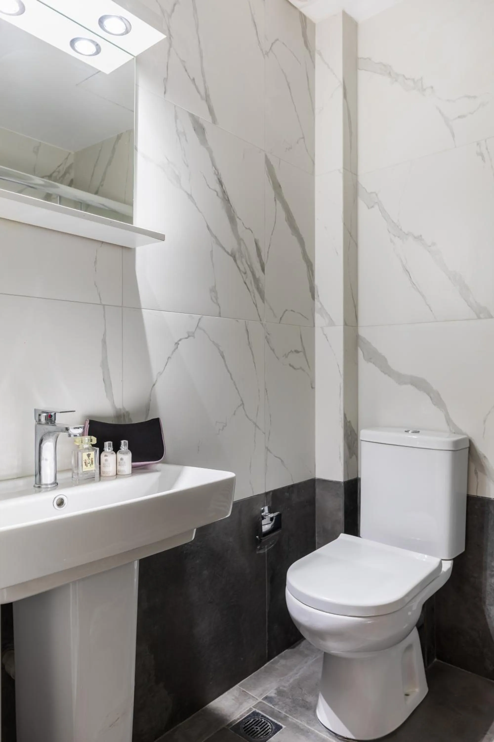 Toilet in Black Onyx Comfort Suites - Elegant Stay- City Center Next to Airport Bus