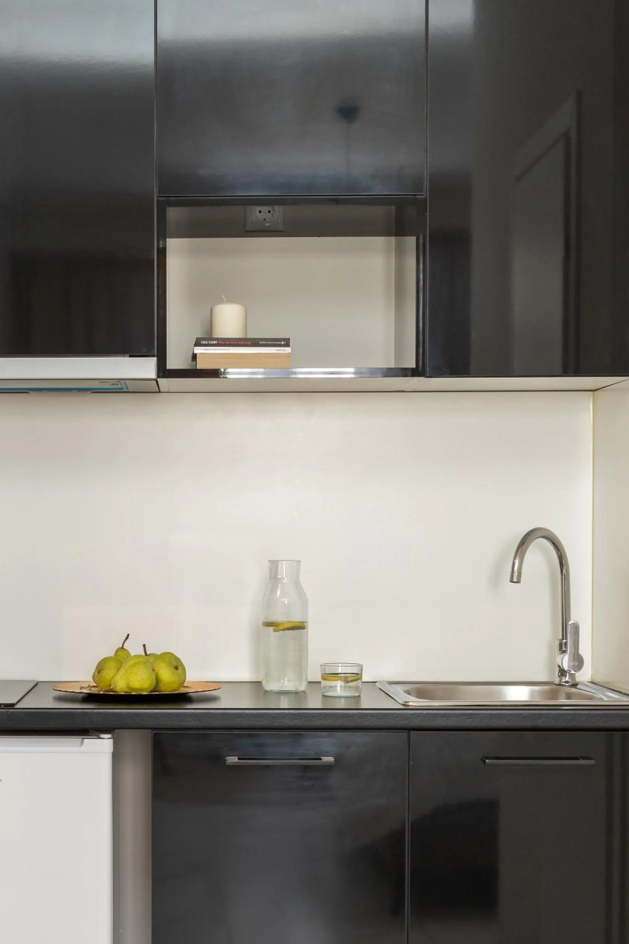 Kitchen or kitchenette in Black Onyx Comfort Suites - Elegant Stay- City Center Next to Airport Bus