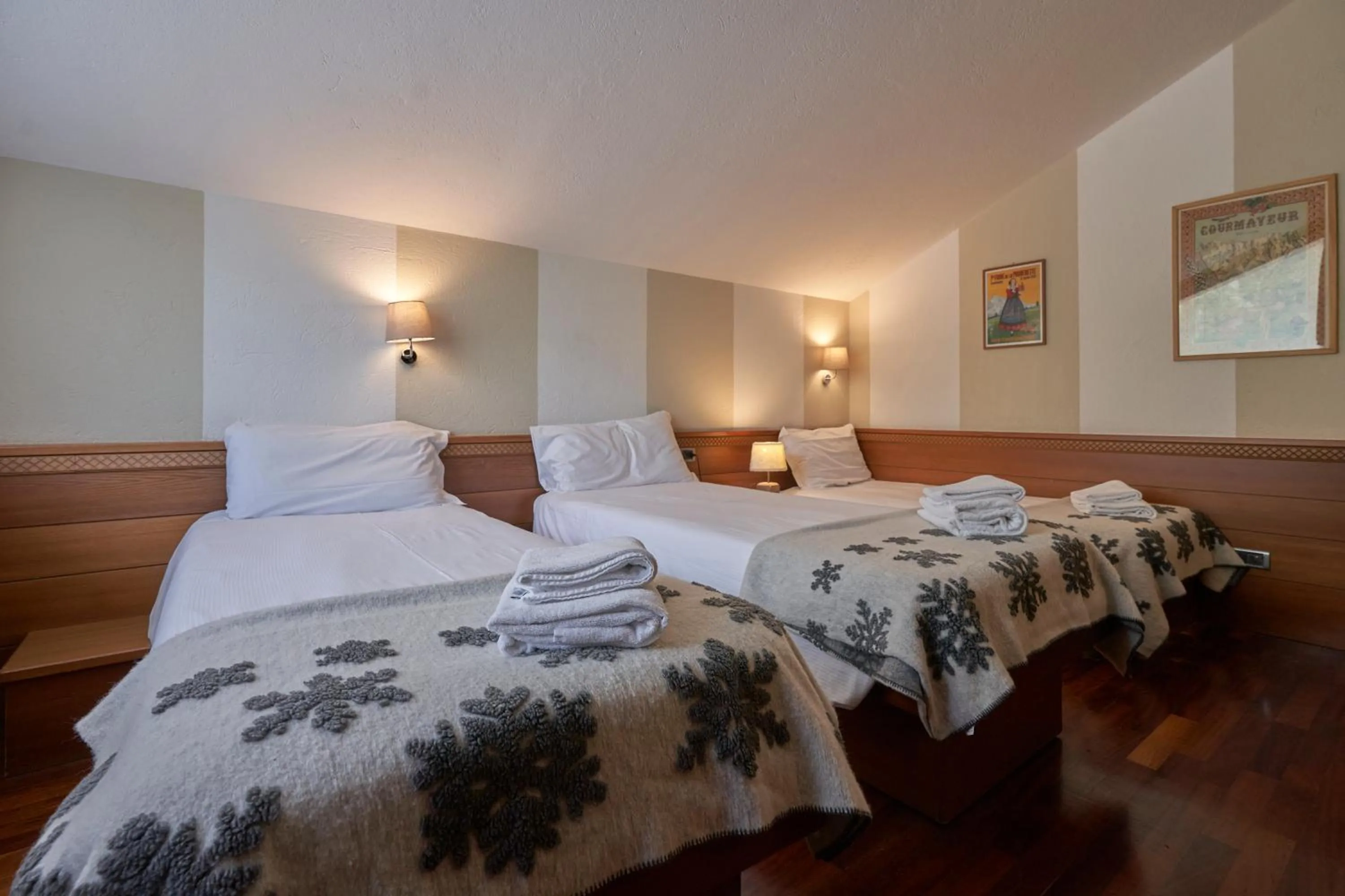 Photo of the whole room, Bed in Hotel Walser Courmayeur