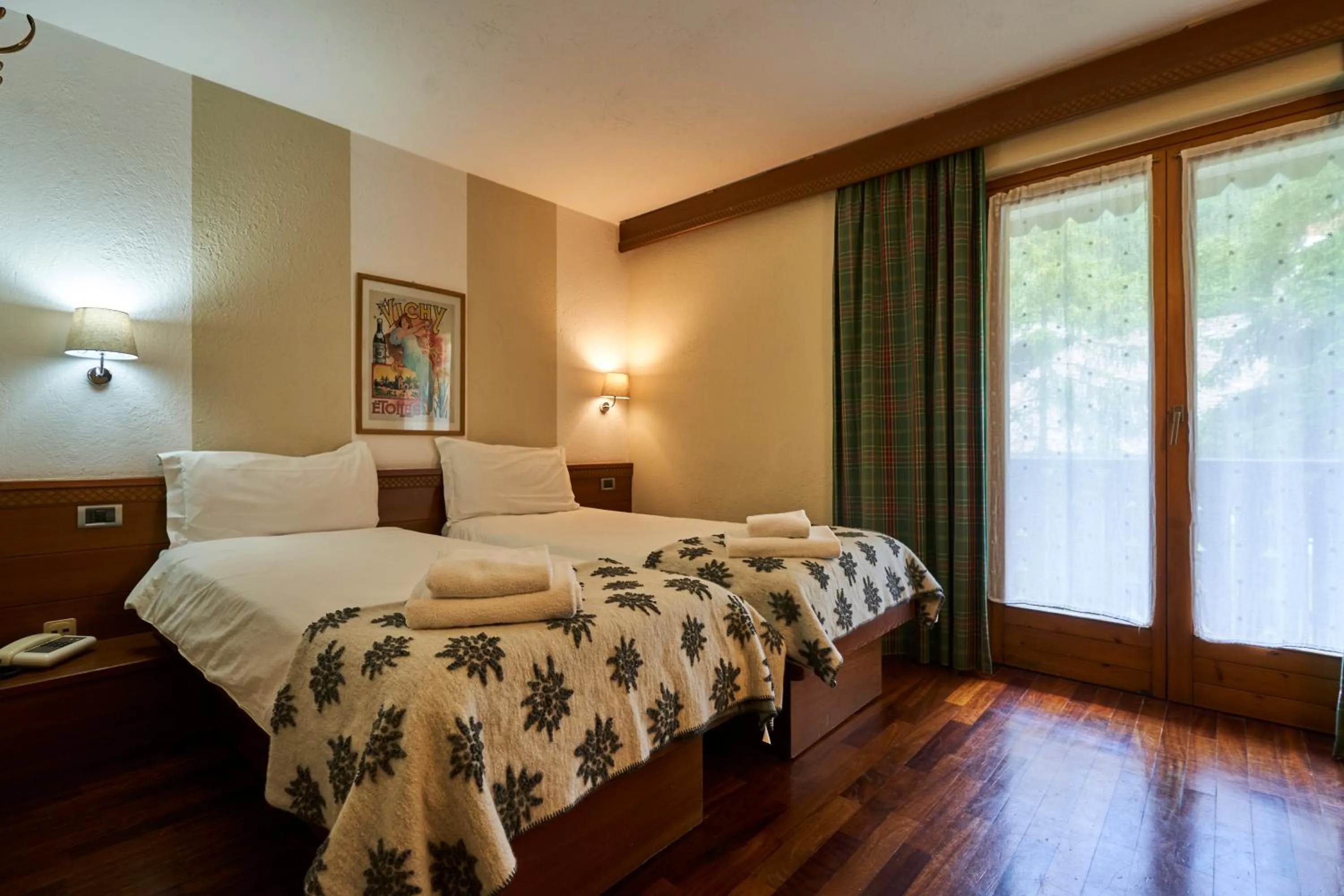 Photo of the whole room, Bed in Hotel Walser Courmayeur