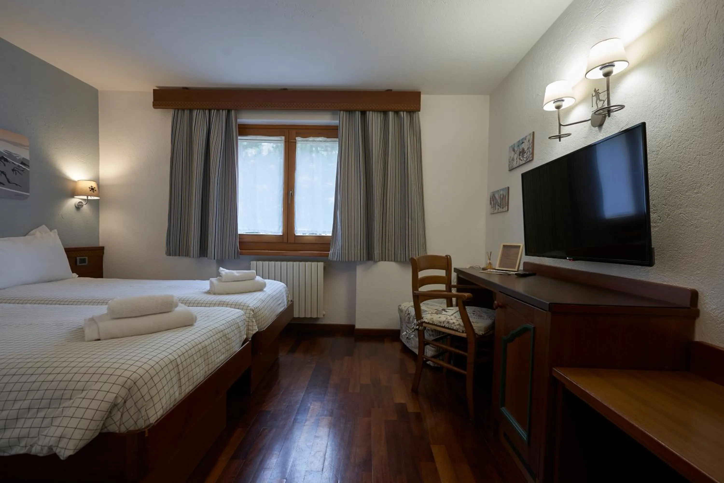 Photo of the whole room, Bed in Hotel Walser Courmayeur