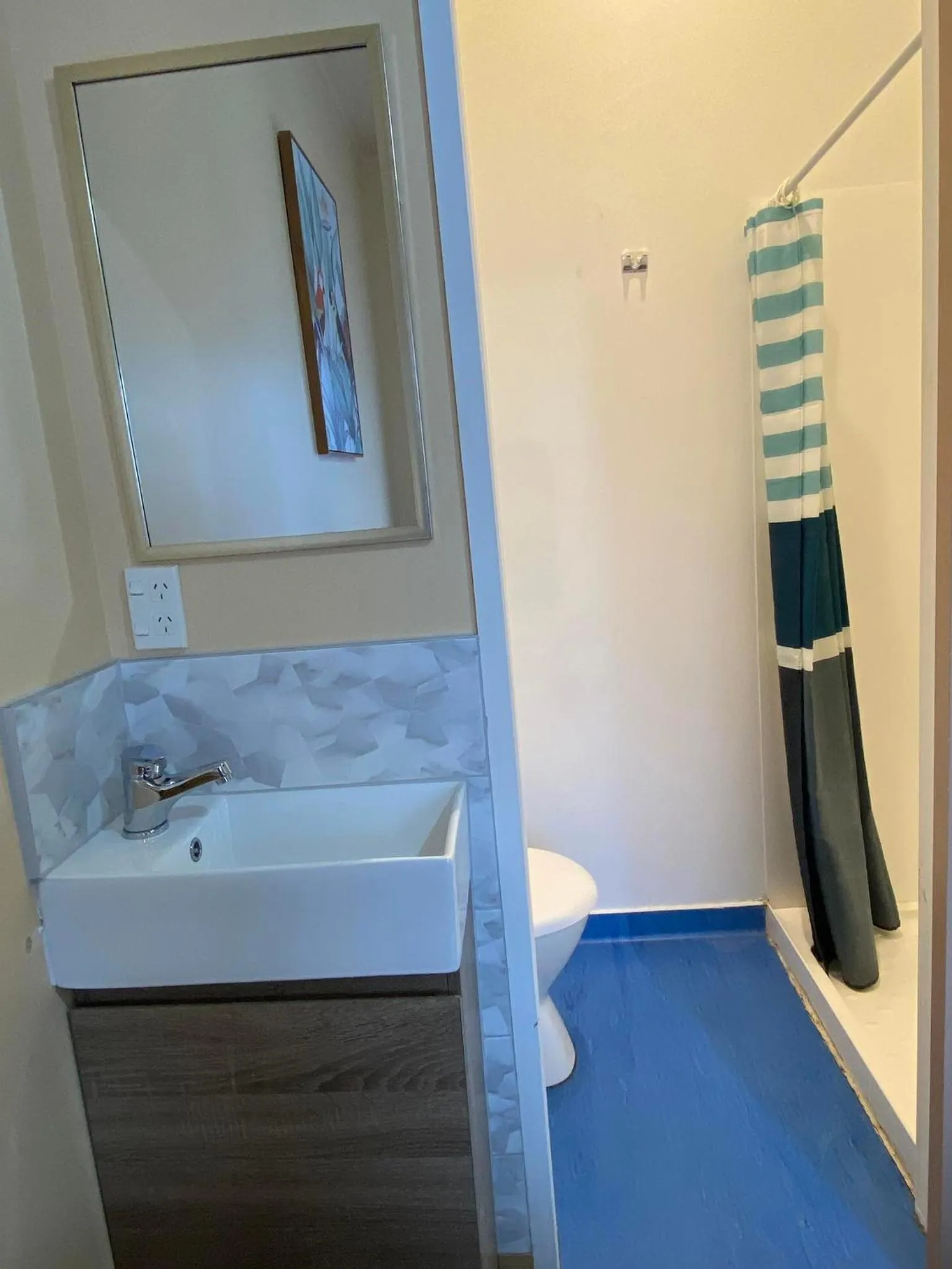 Bathroom in Airport Westney Lodge