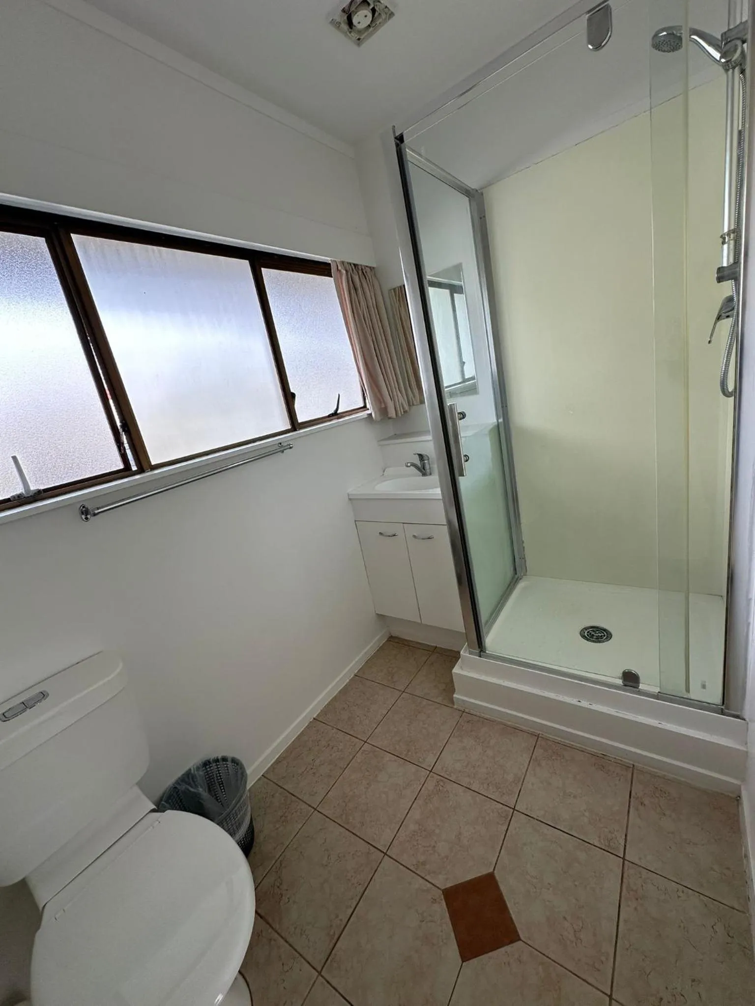 Bathroom in Airport Westney Lodge