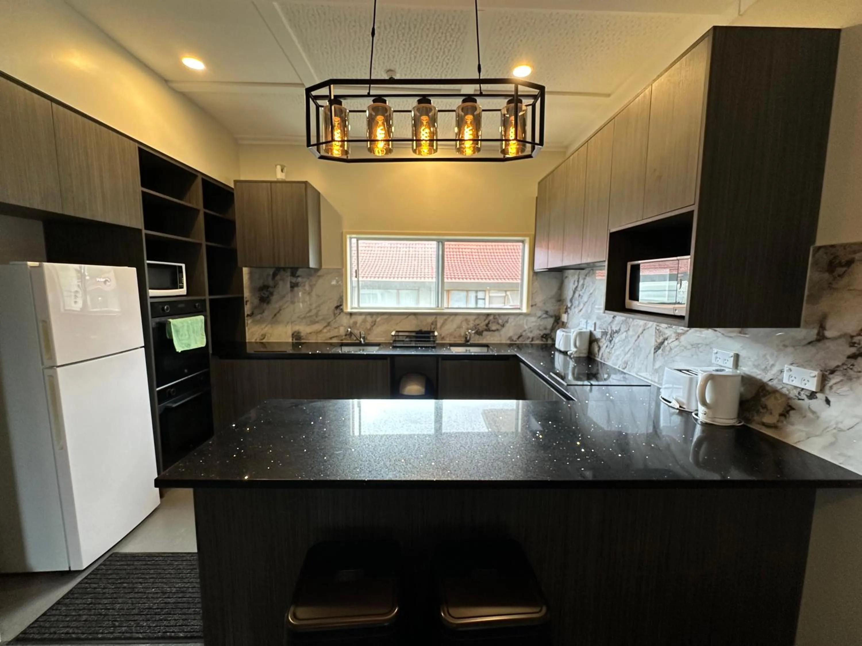 Kitchen or kitchenette in Airport Westney Lodge