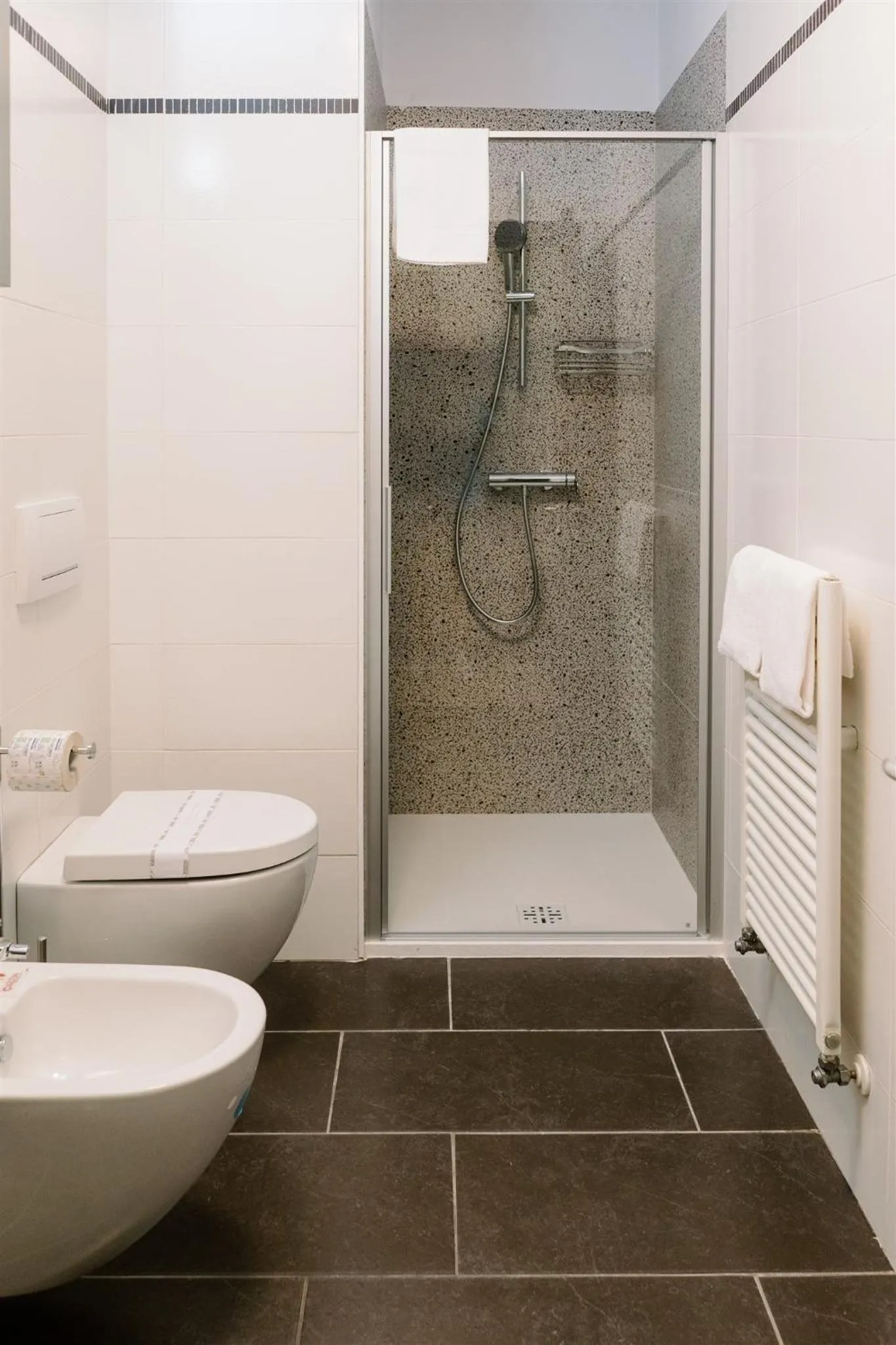 Shower in Hotel Carlton