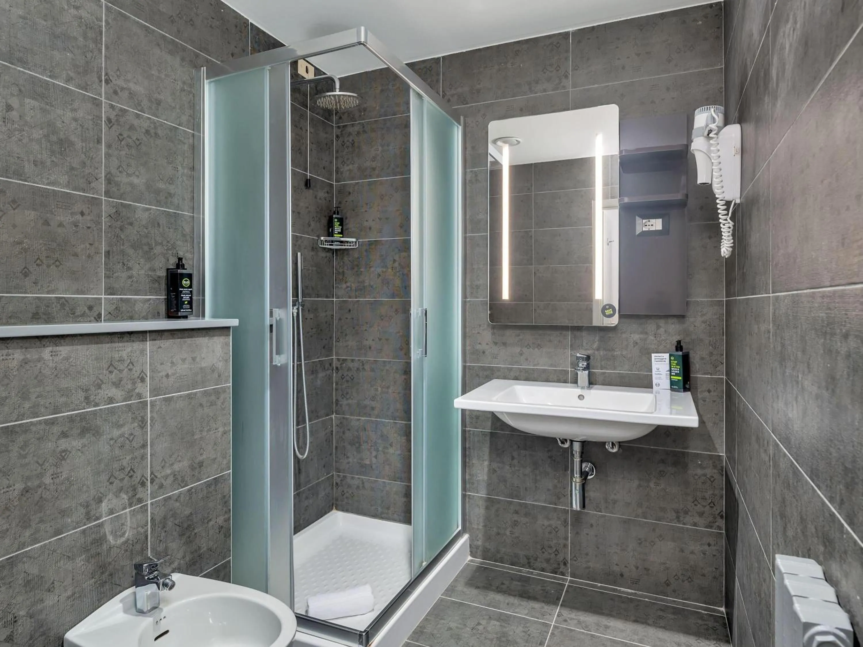 Bathroom in B&B HOTEL Milano Ornato