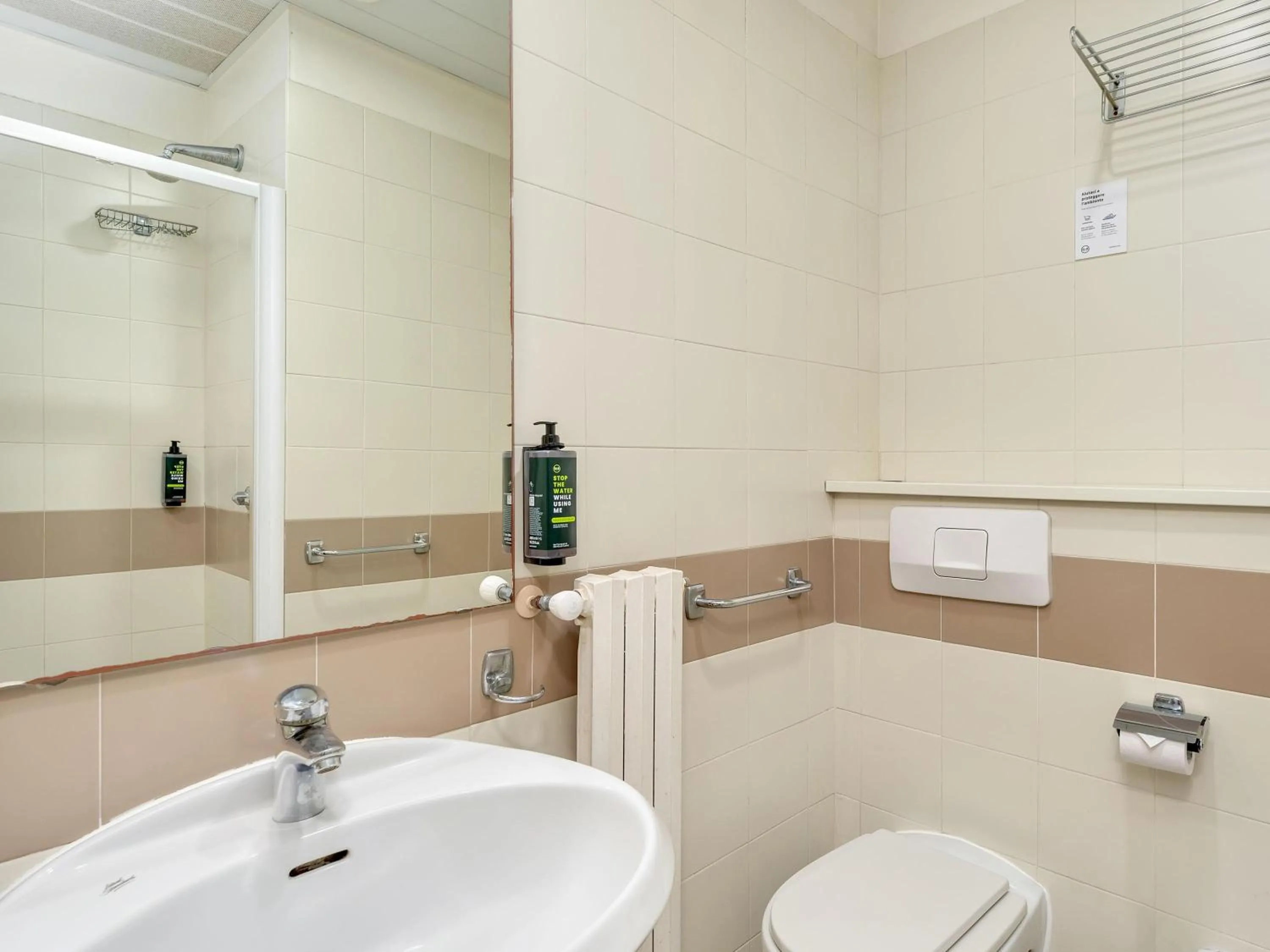 Bathroom in B&B HOTEL Milano Ornato