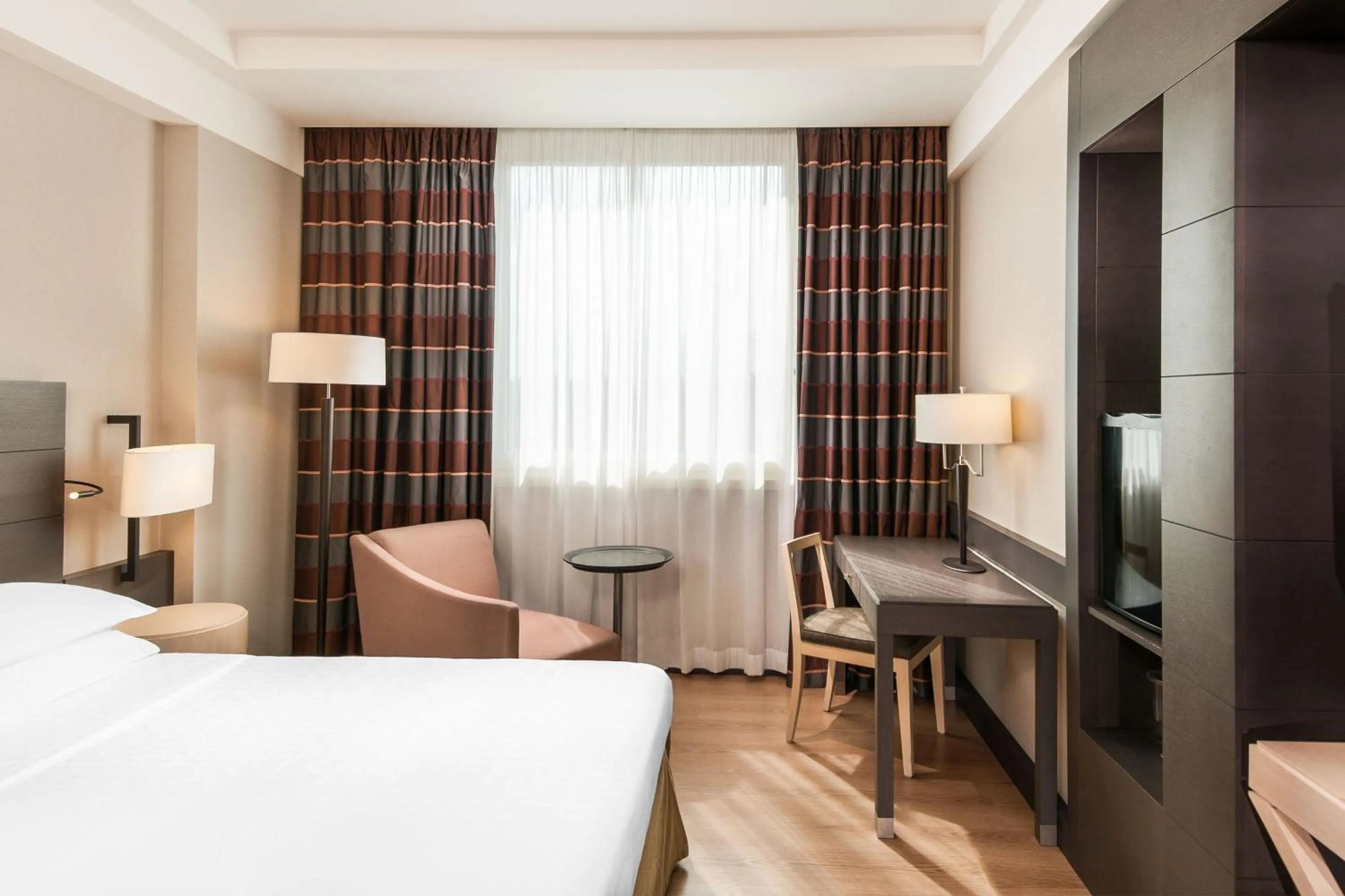 Photo of the whole room, Bed in Sheraton Rome Parco de Medici