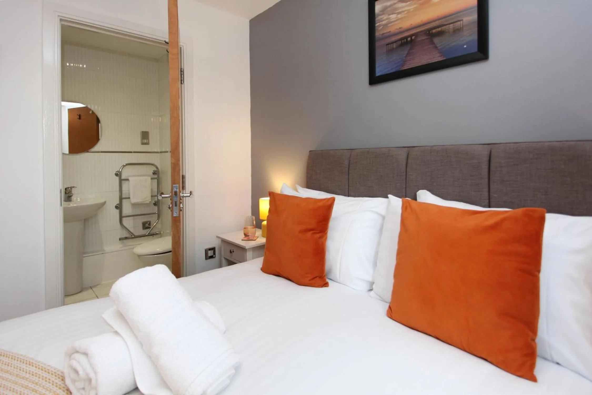 Bathroom, Bed in Albion Street Apartments