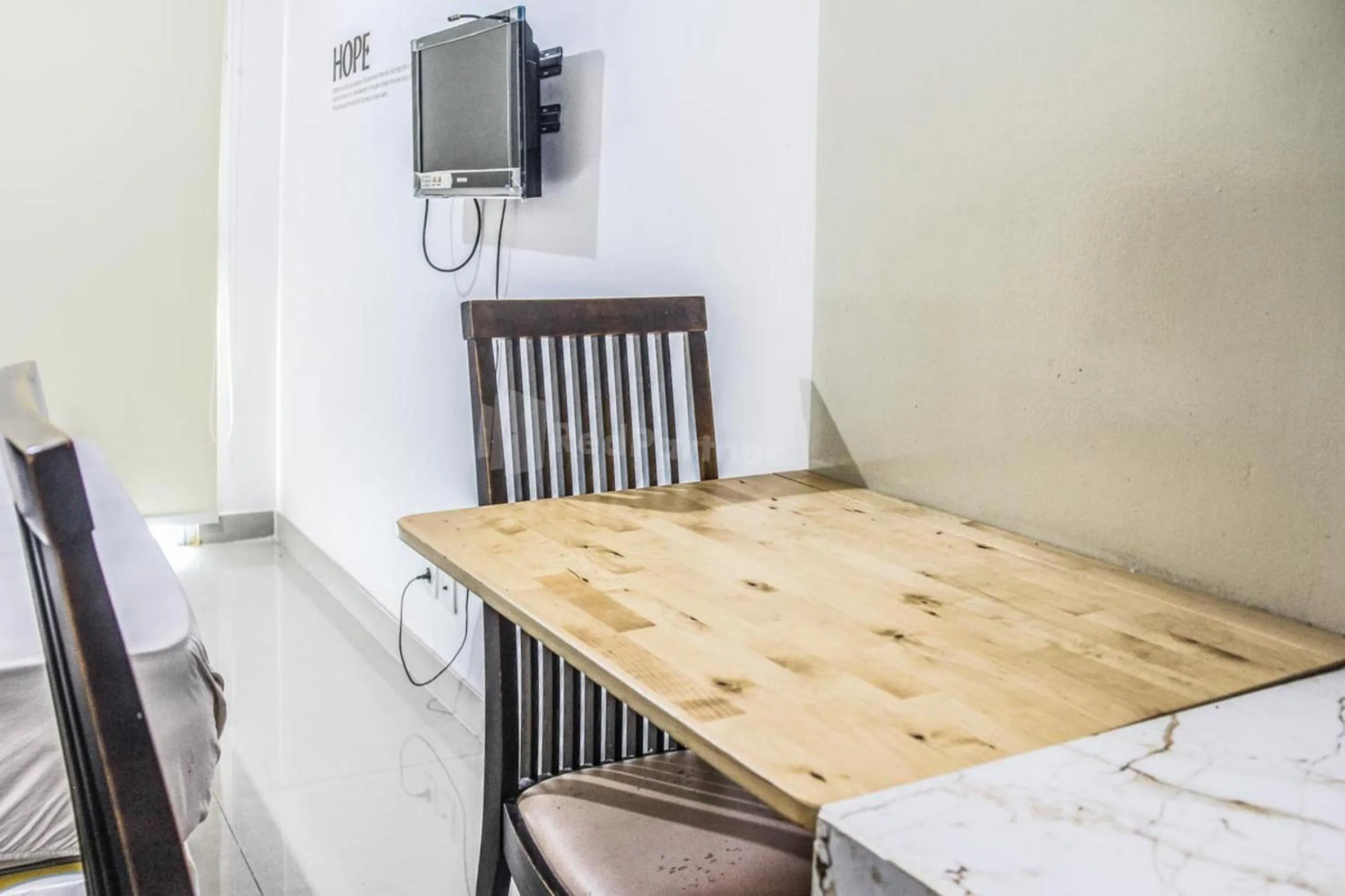 Dining area in RedLiving Apartemen Paradise Mansion - Gunawan