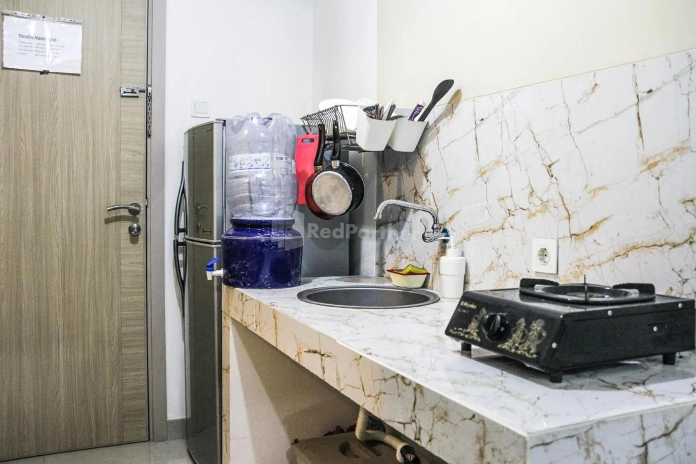 Kitchen or kitchenette in RedLiving Apartemen Paradise Mansion - Gunawan