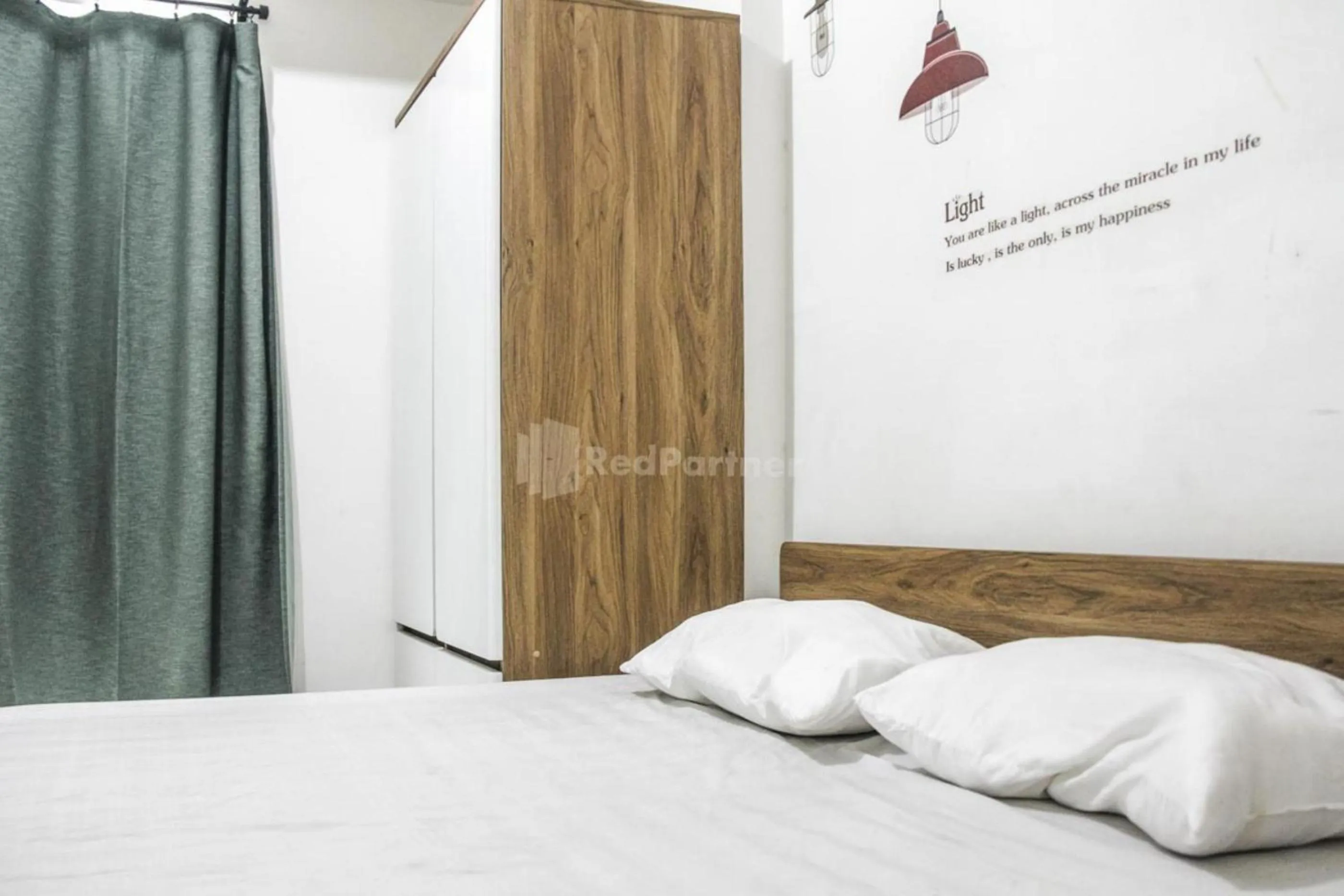 Bedroom, Bed in RedLiving Apartemen Paradise Mansion - Gunawan