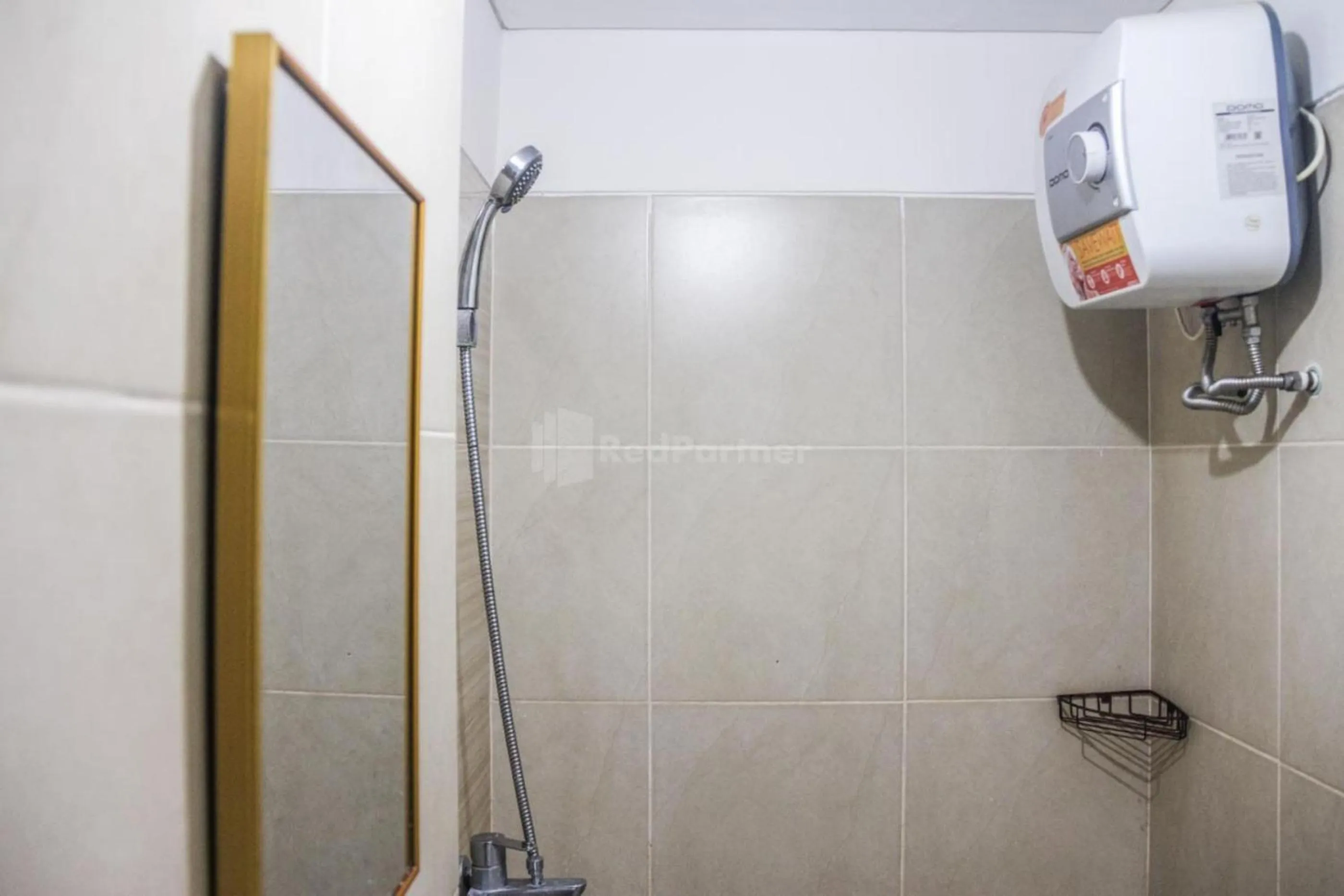 Bathroom in RedLiving Apartemen Paradise Mansion - Gunawan