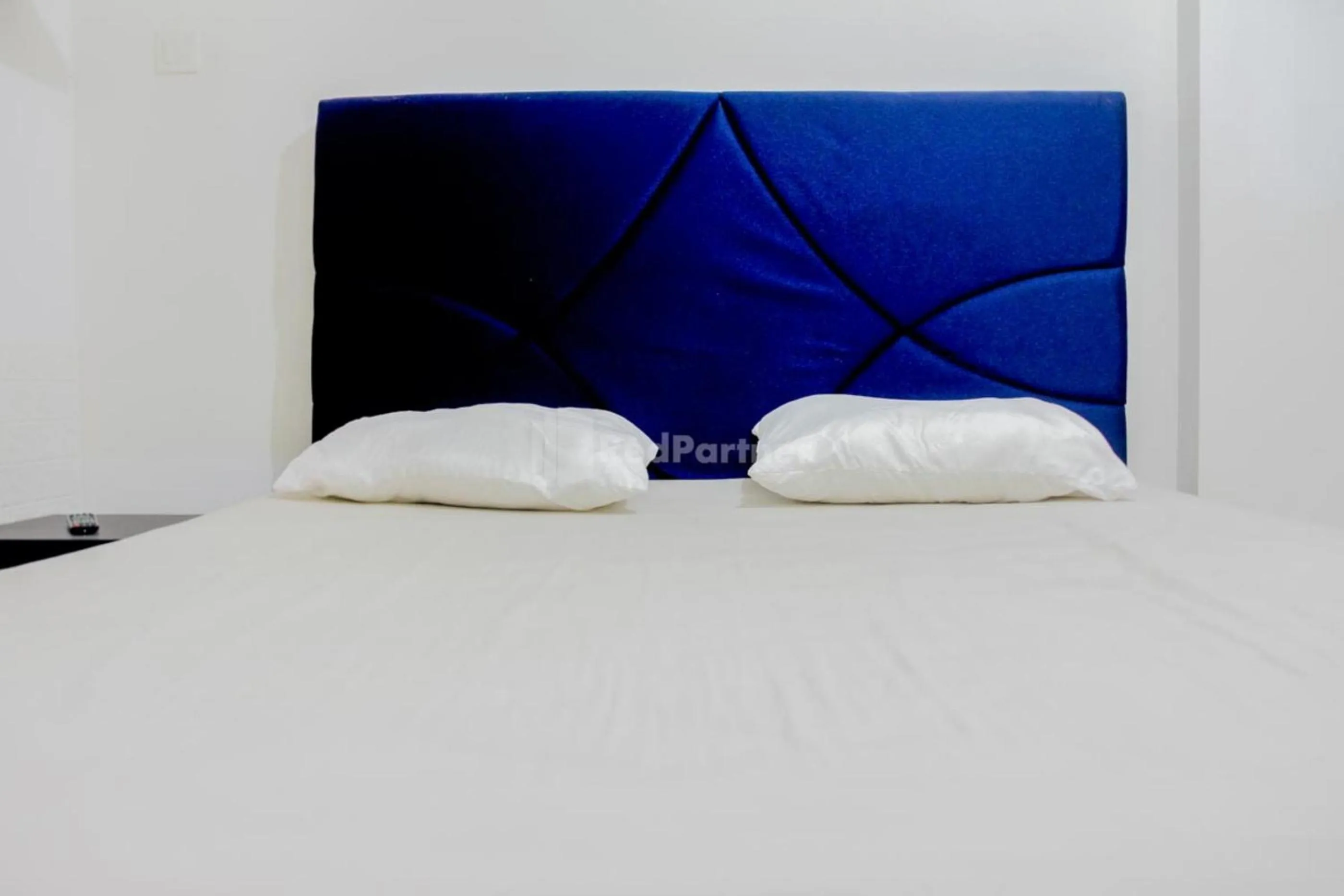 Bedroom, Bed in RedLiving Apartemen Paradise Mansion - Gunawan