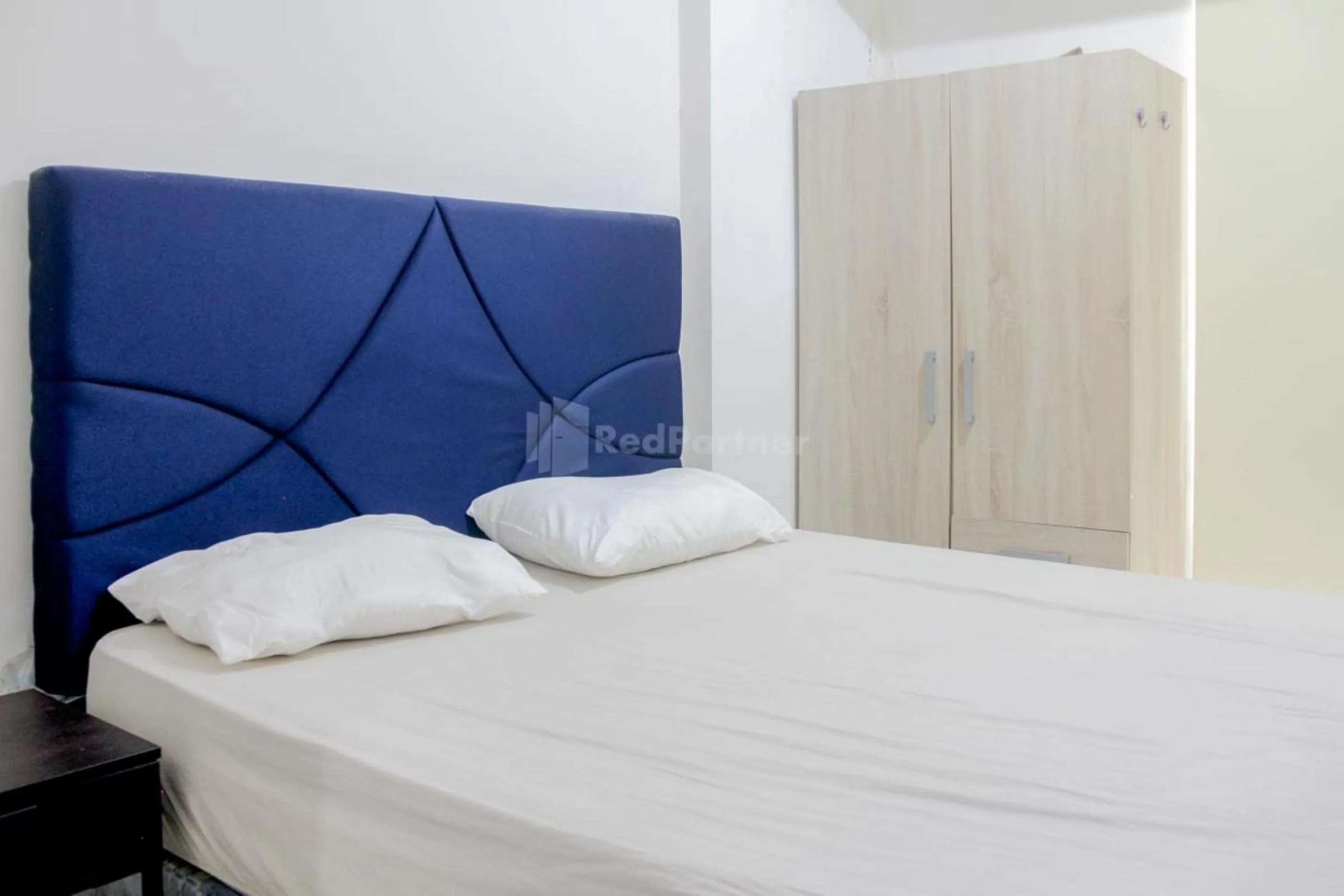 Bedroom, Bed in RedLiving Apartemen Paradise Mansion - Gunawan