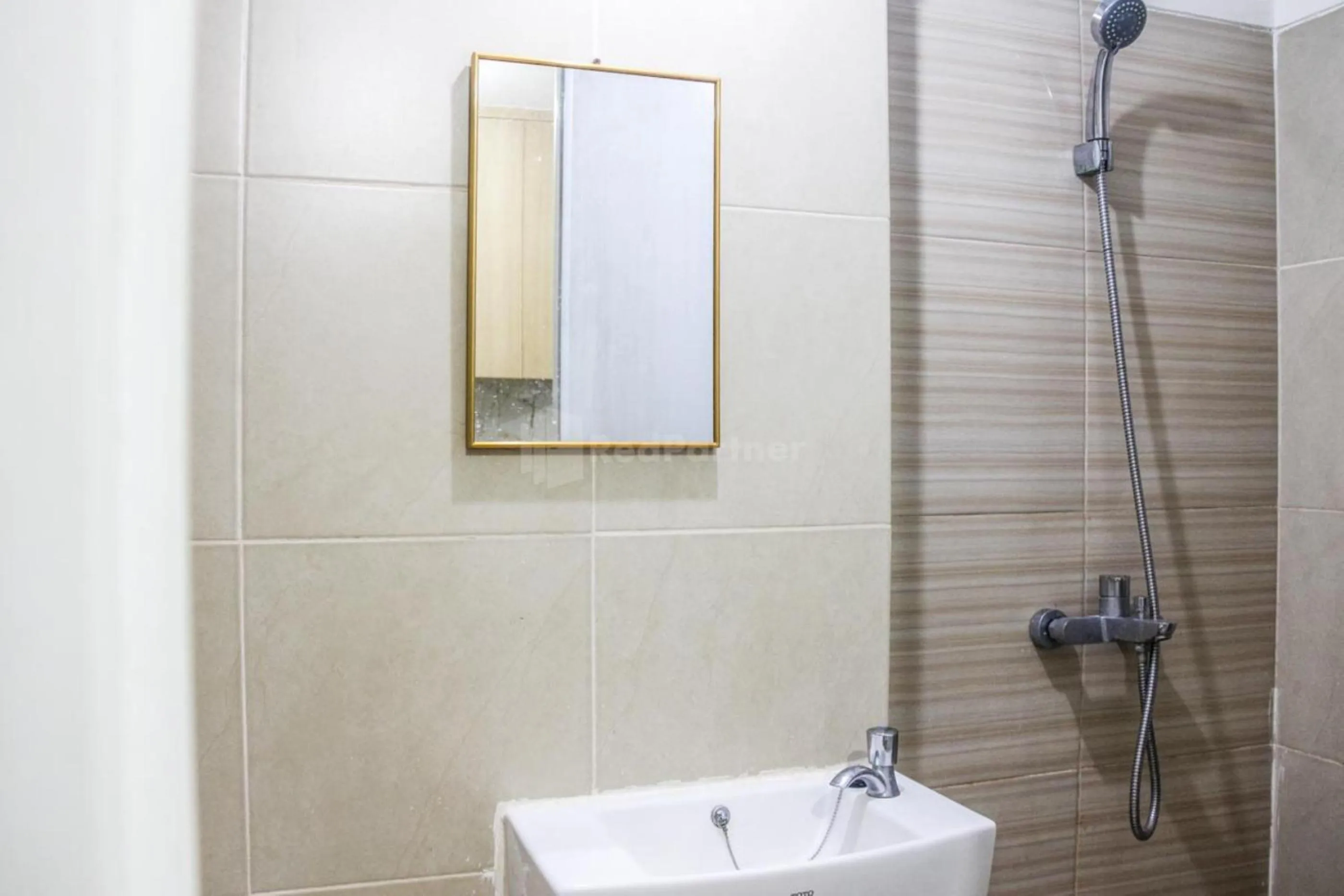 Bathroom in RedLiving Apartemen Paradise Mansion - Gunawan