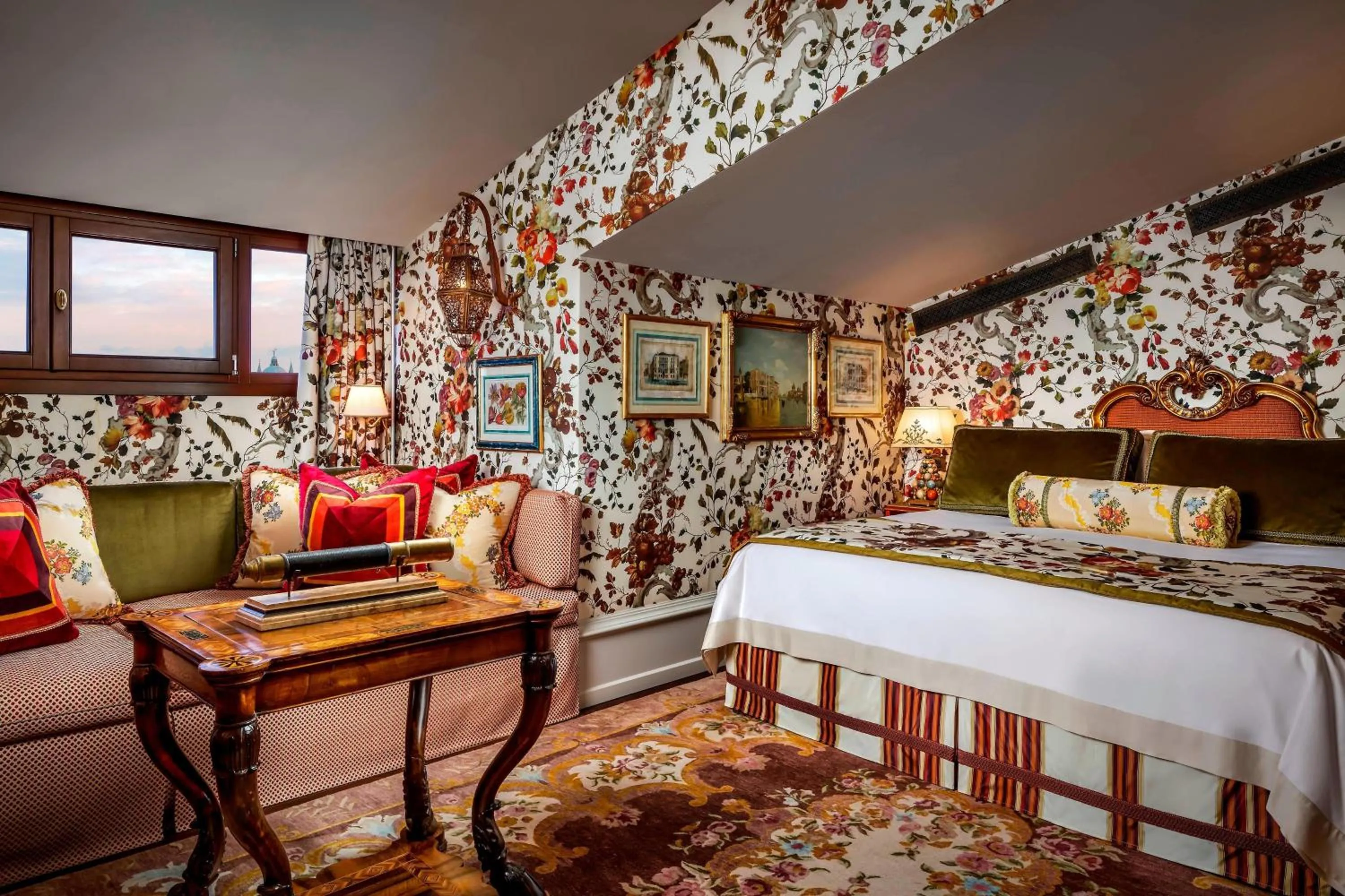 Photo of the whole room, Bed in The Gritti Palace, a Luxury Collection Hotel, Venice