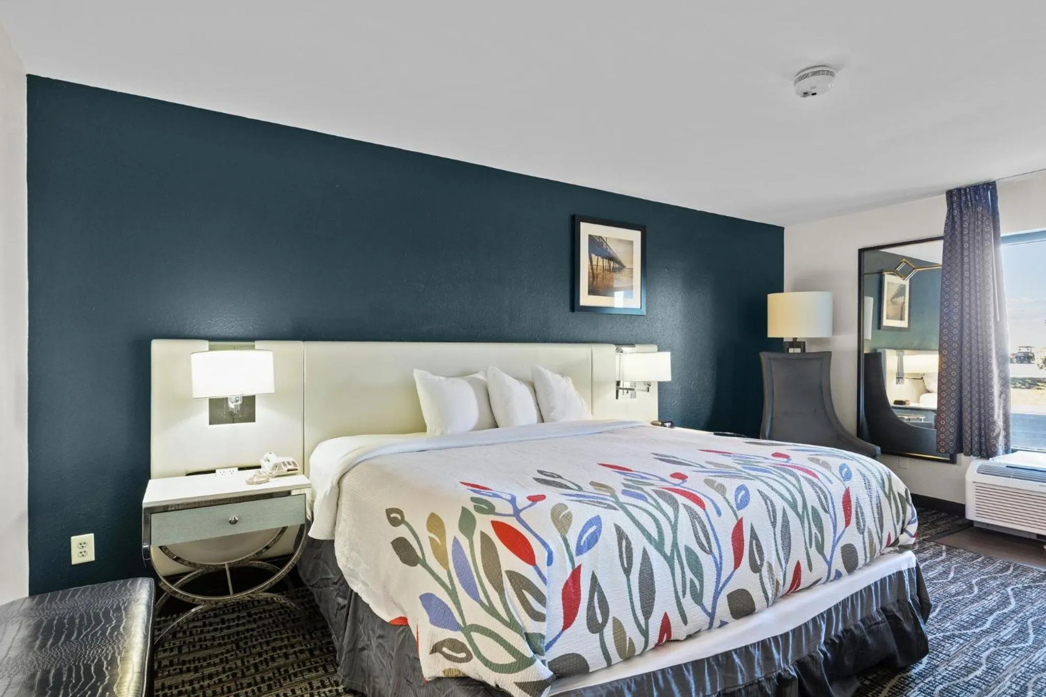 Bedroom, Bed in Garnet Inn & Suites, Morehead City near Atlantic Beach