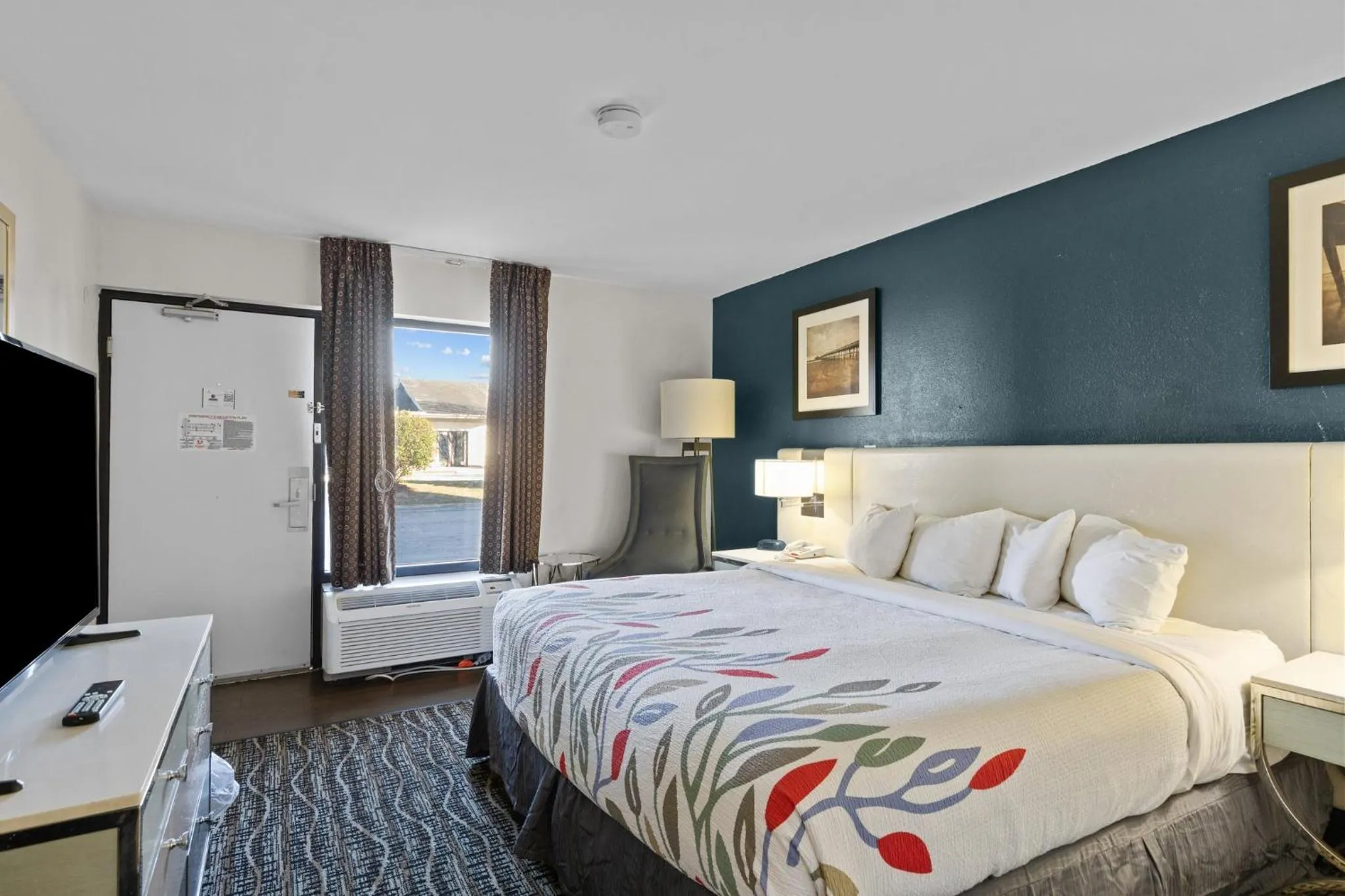 Bedroom, Bed in Garnet Inn & Suites, Morehead City near Atlantic Beach