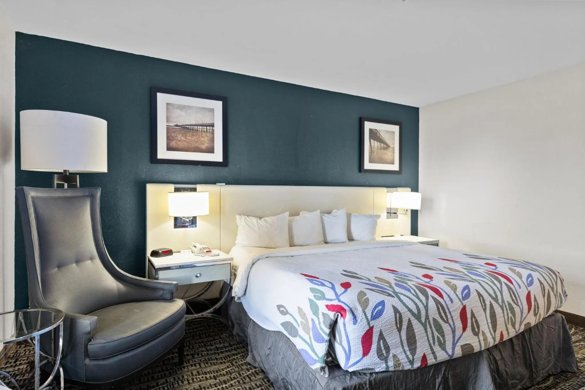 Bedroom, Bed in Garnet Inn & Suites, Morehead City near Atlantic Beach