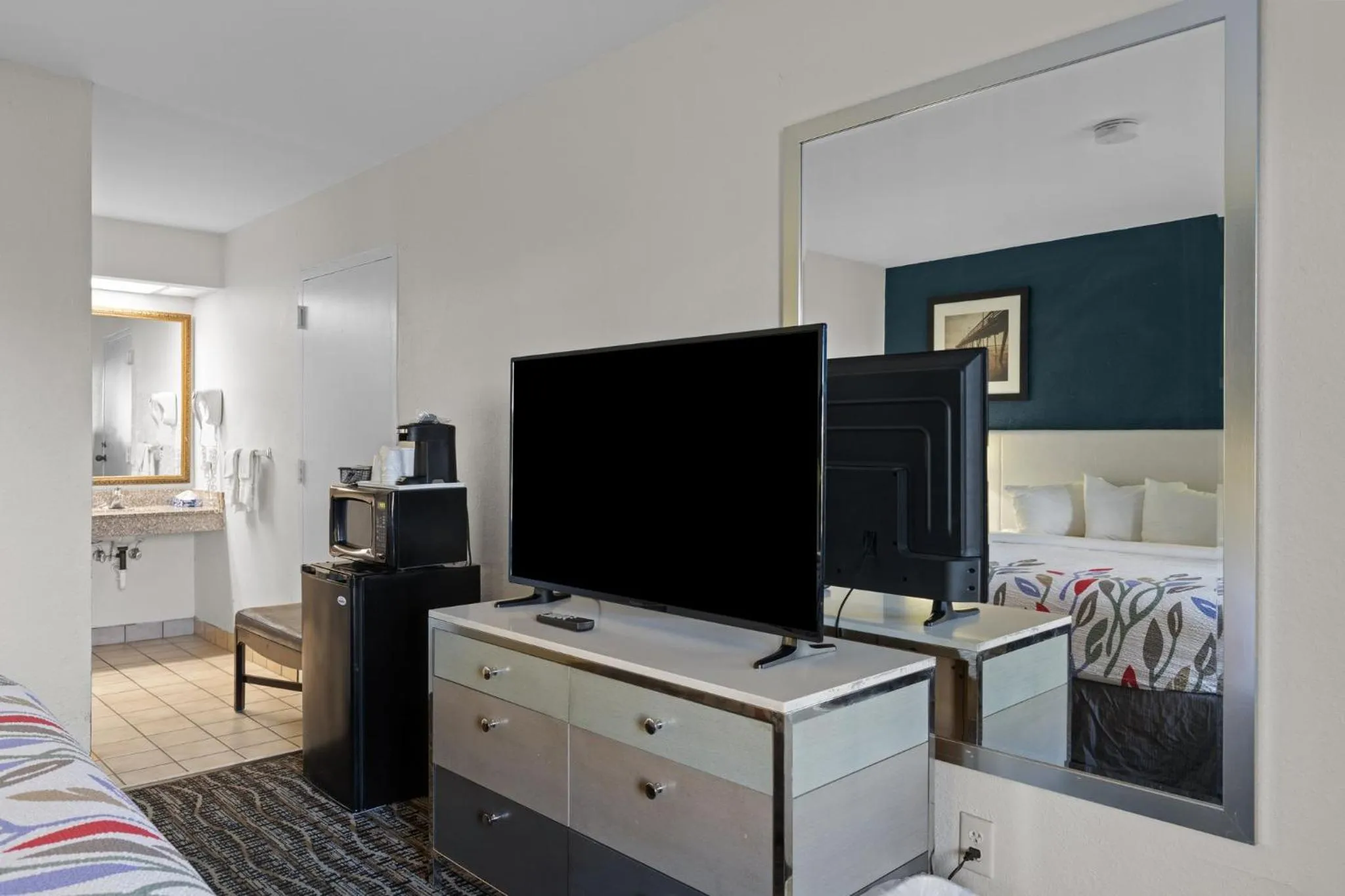 Bedroom, Bed in Garnet Inn & Suites, Morehead City near Atlantic Beach