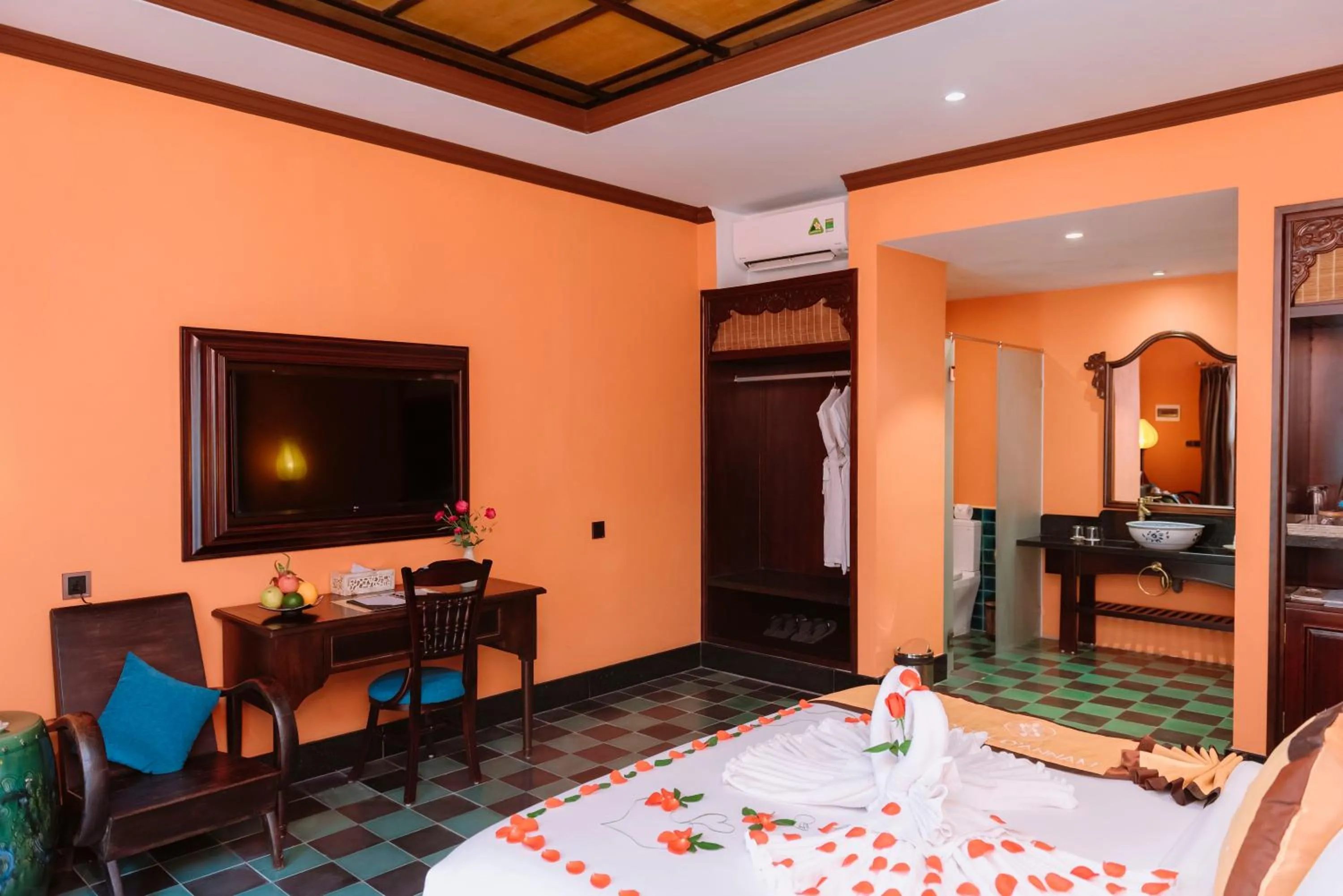 TV and multimedia, Bed in Spatel d'Annam - Imperial Boutique Spa & Hotel
