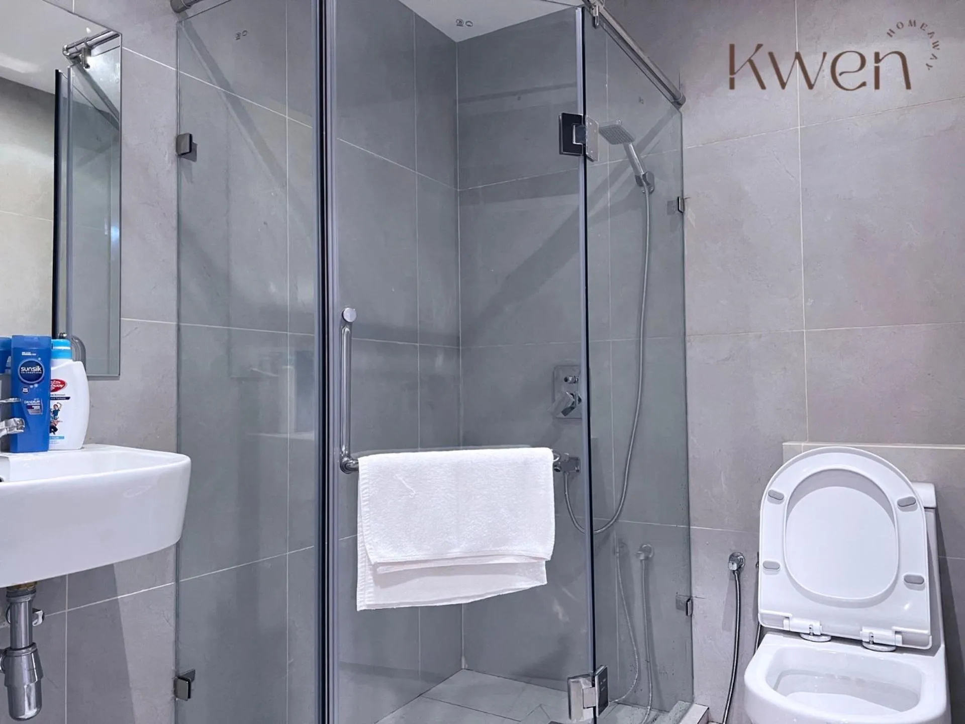 Bathroom in KWEN Suites-Tanjung Aru InfinityPool Seaview/Airport View