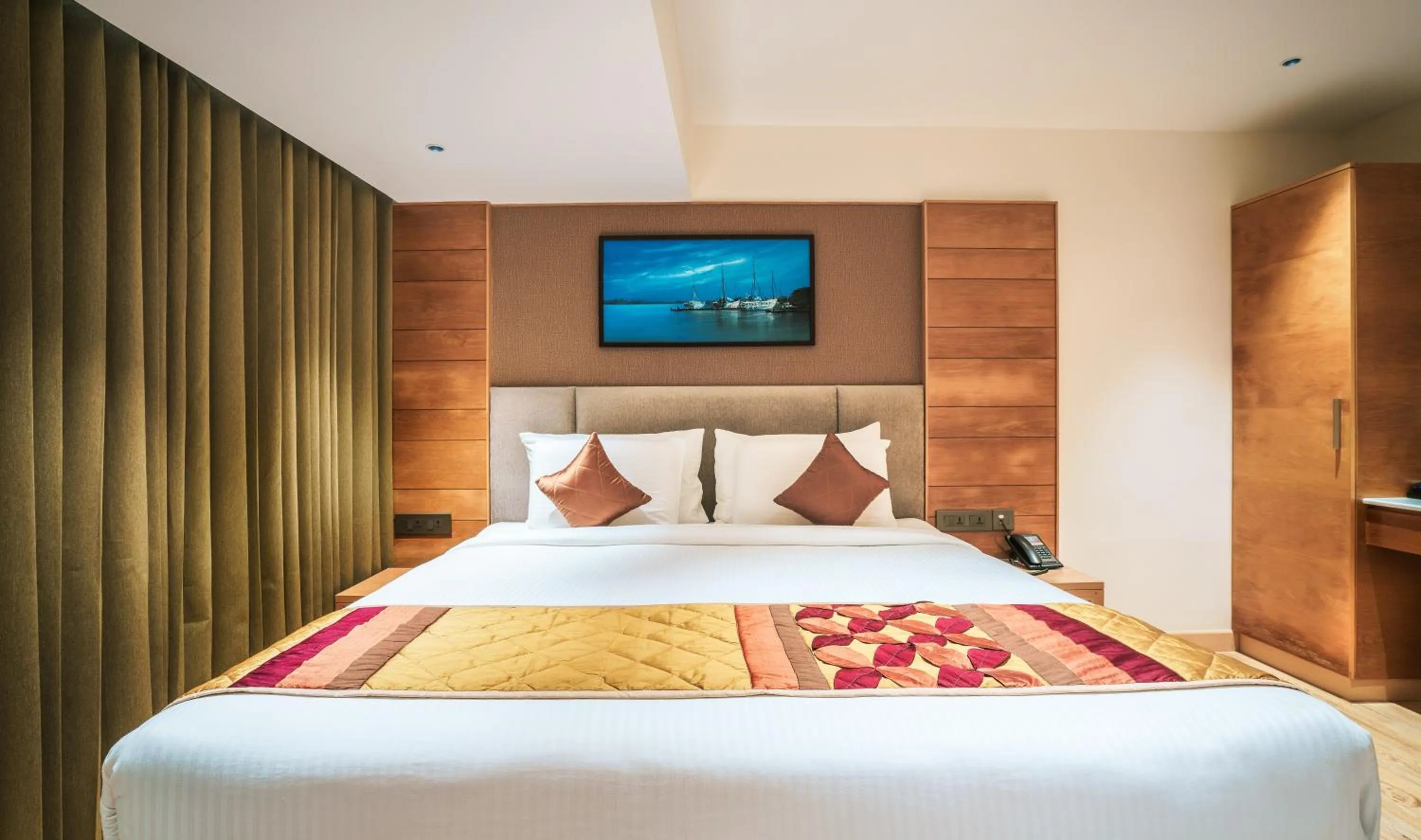 Bed in Townbridge Hotels & Suites