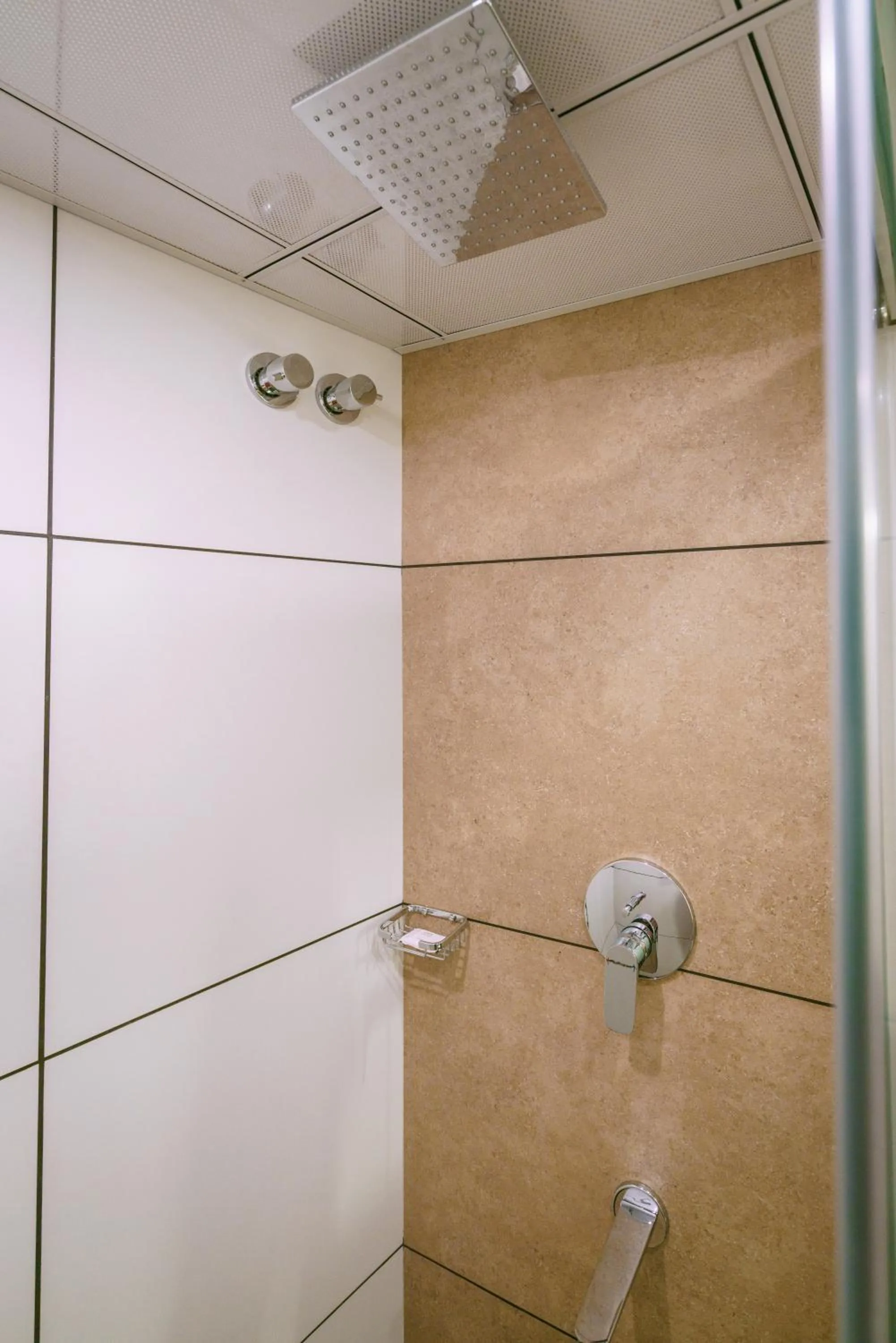 Shower in Townbridge Hotels & Suites