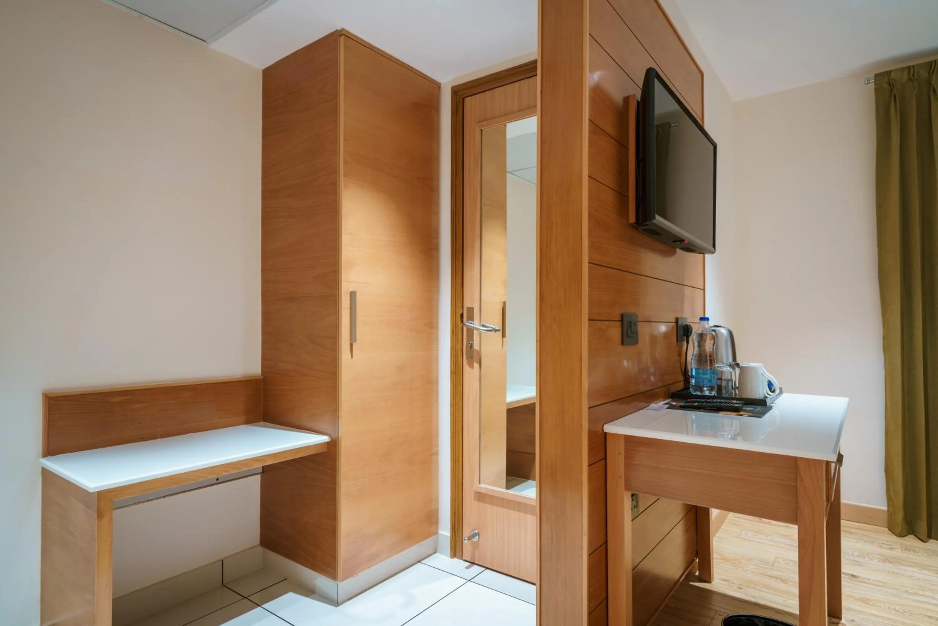 TV and multimedia in Townbridge Hotels & Suites