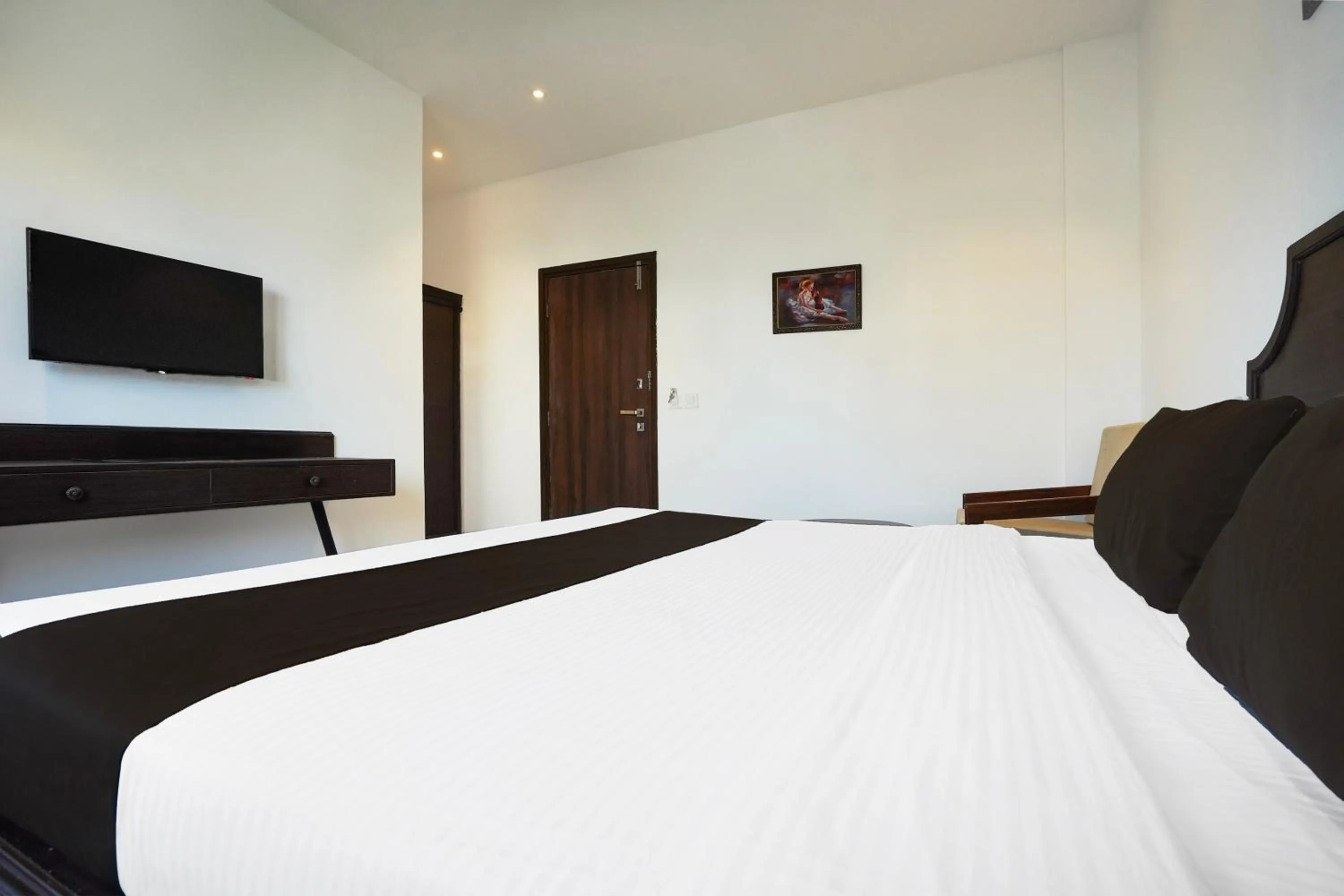 Bedroom, Bed in Super Townhouse Central Bazar Road Ramdaspeth