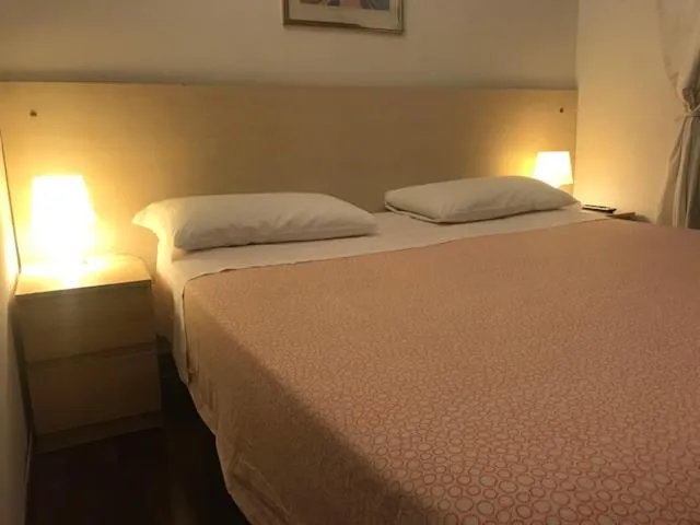 Bed in Hotel Lodi