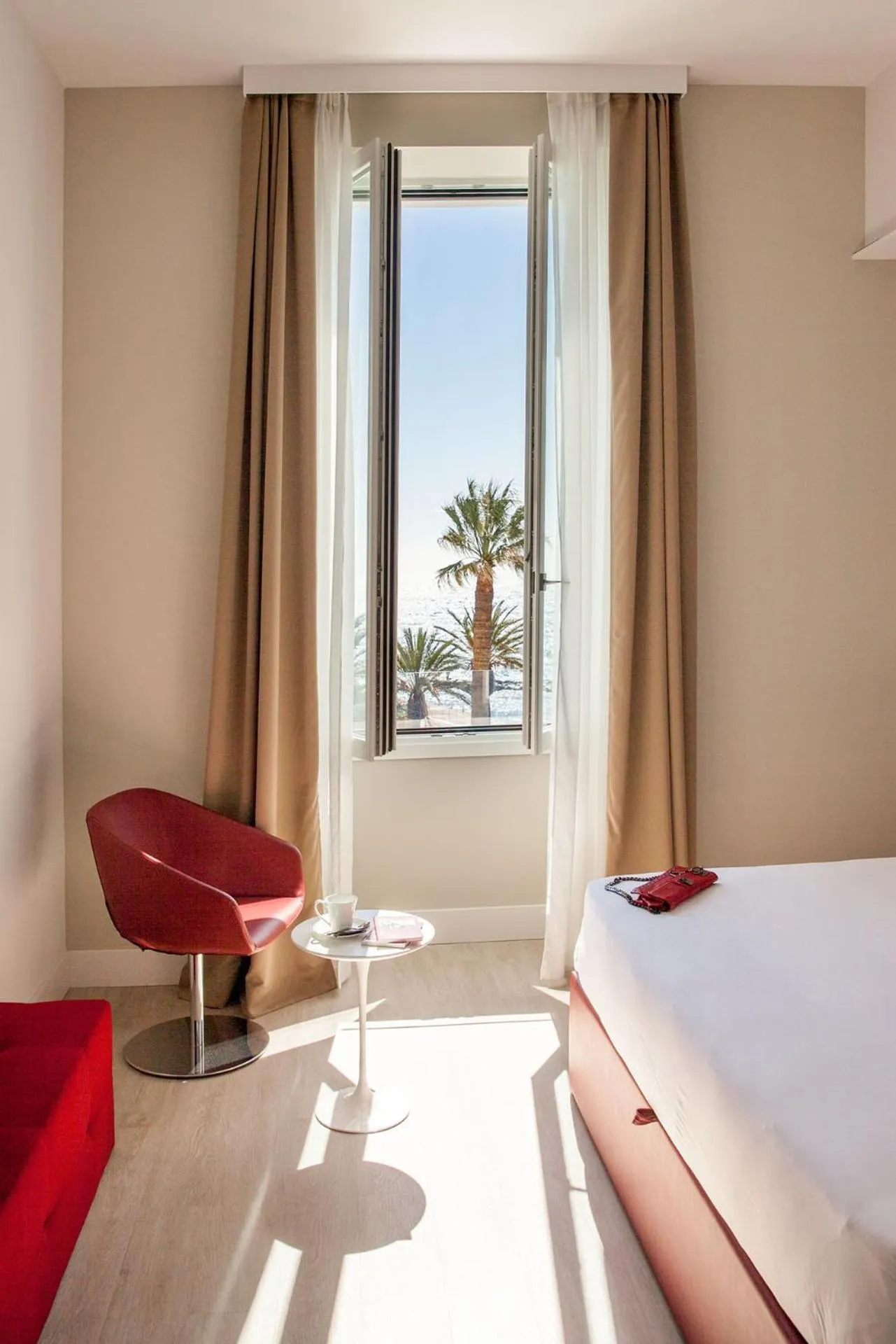 Living room, Bed in Miramare The Palace Resort