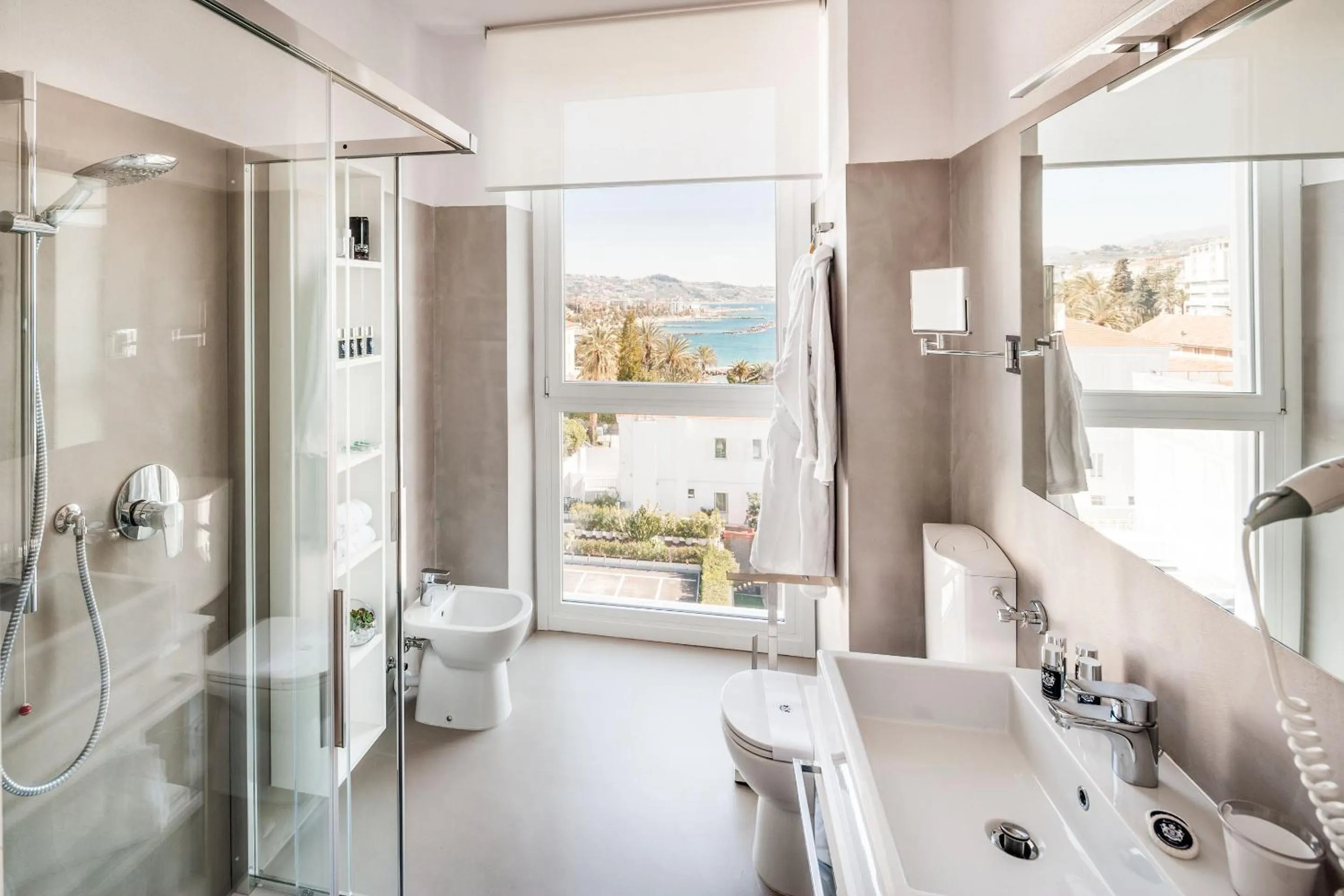 Shower in Miramare The Palace Resort