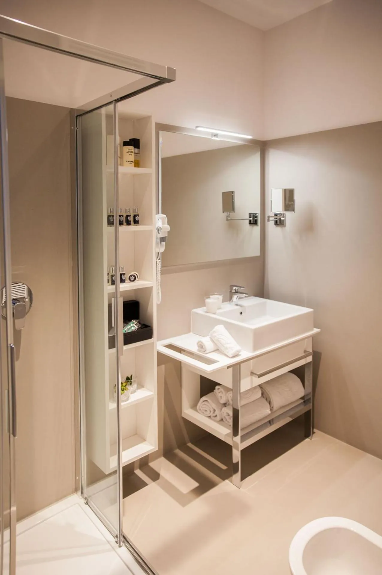 Shower in Miramare The Palace Resort