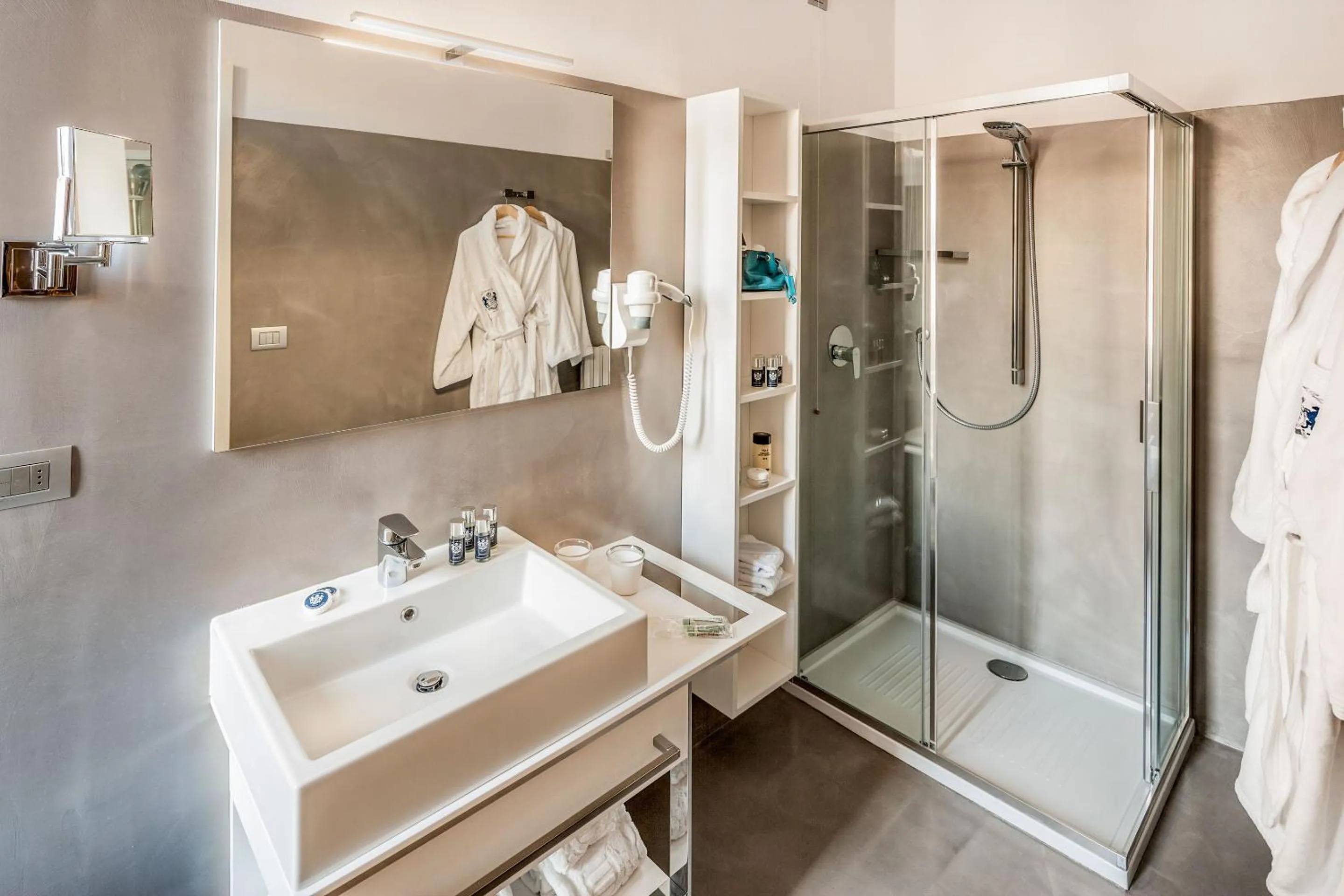 Shower in Miramare The Palace Resort