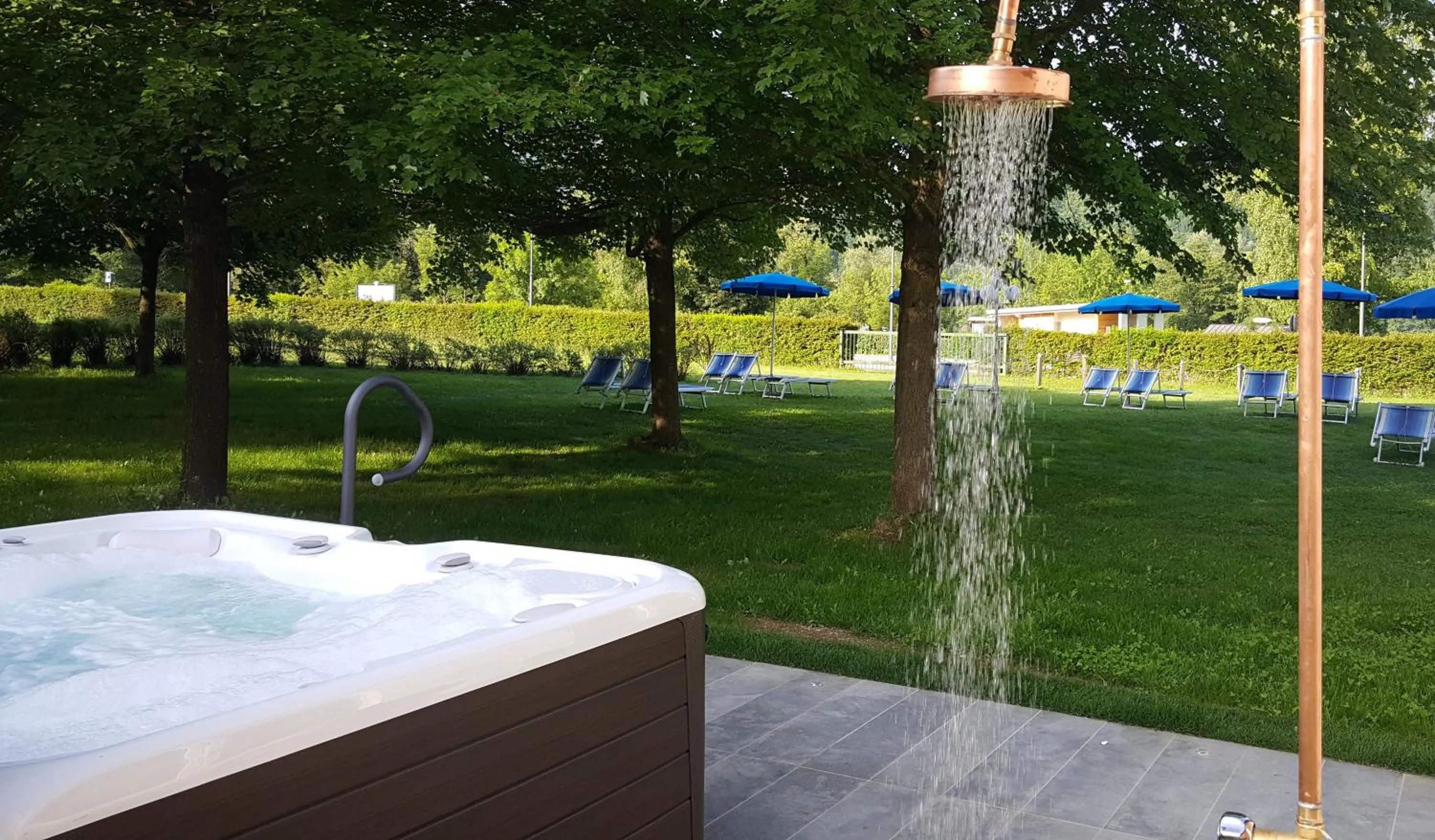 Hot Tub in Hotel Al Sorriso Greenpark & Wellness