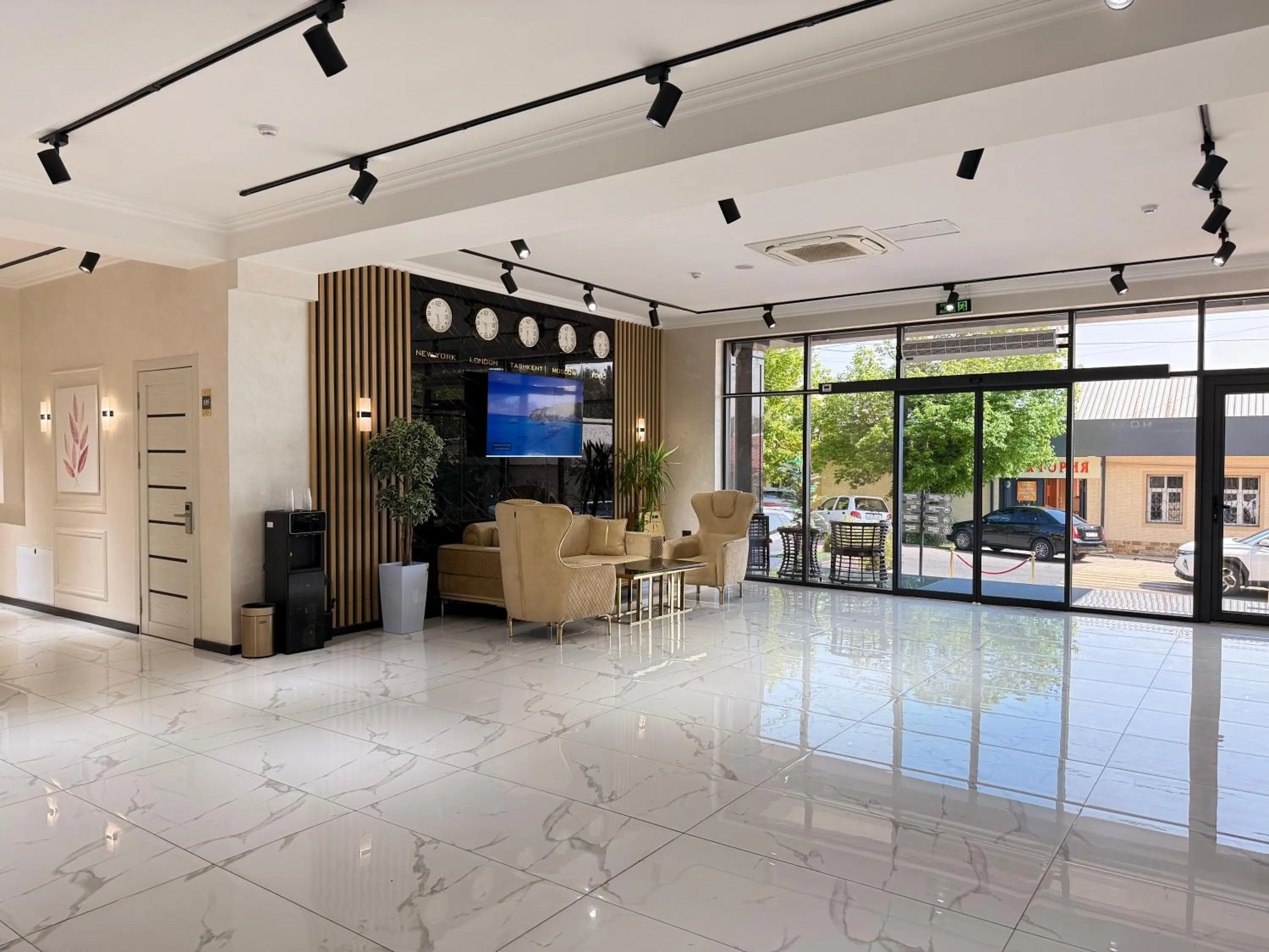 Communal lounge/ TV room in Porto Bello Hotel