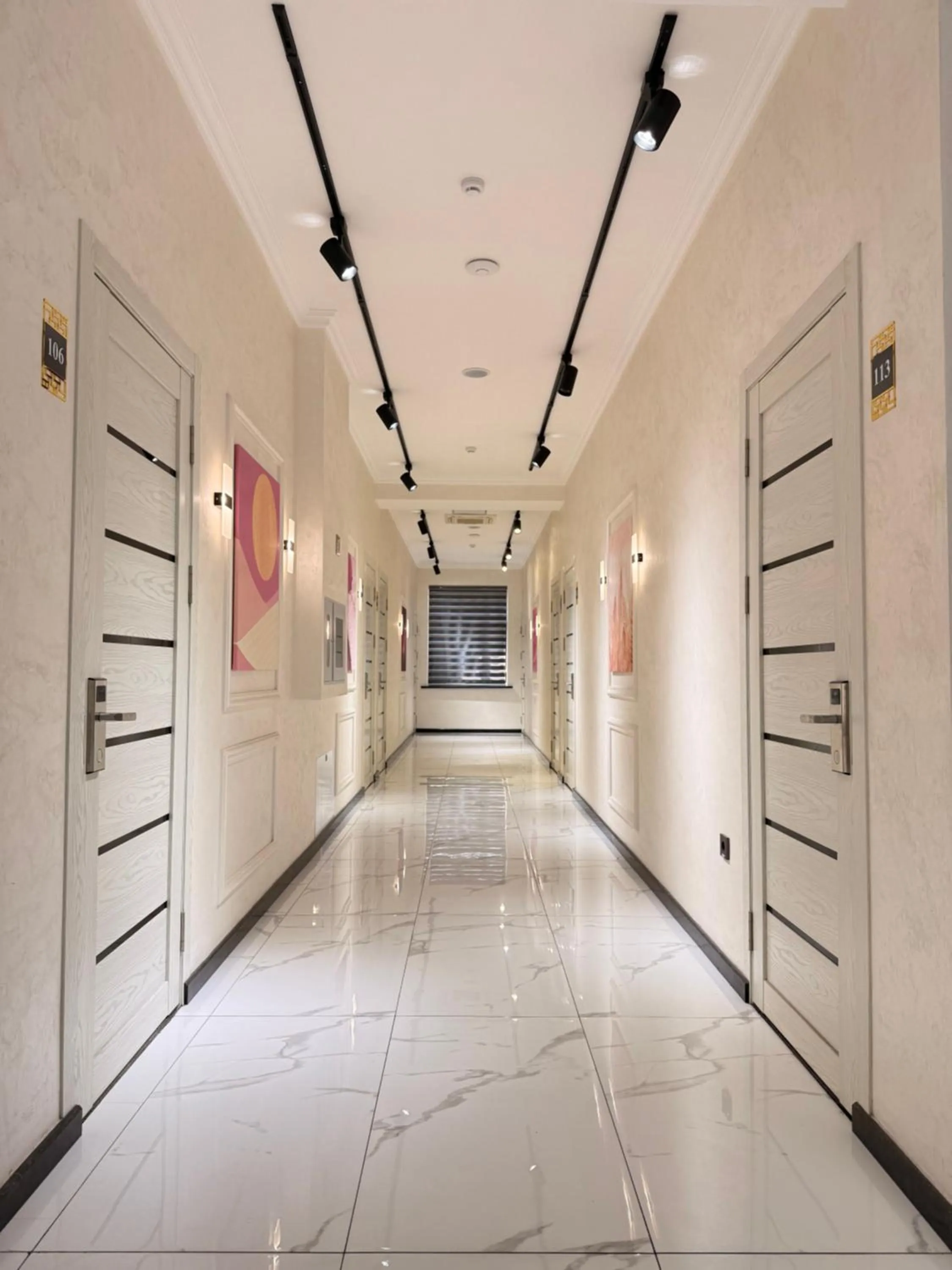 Communal lounge/ TV room in Porto Bello Hotel