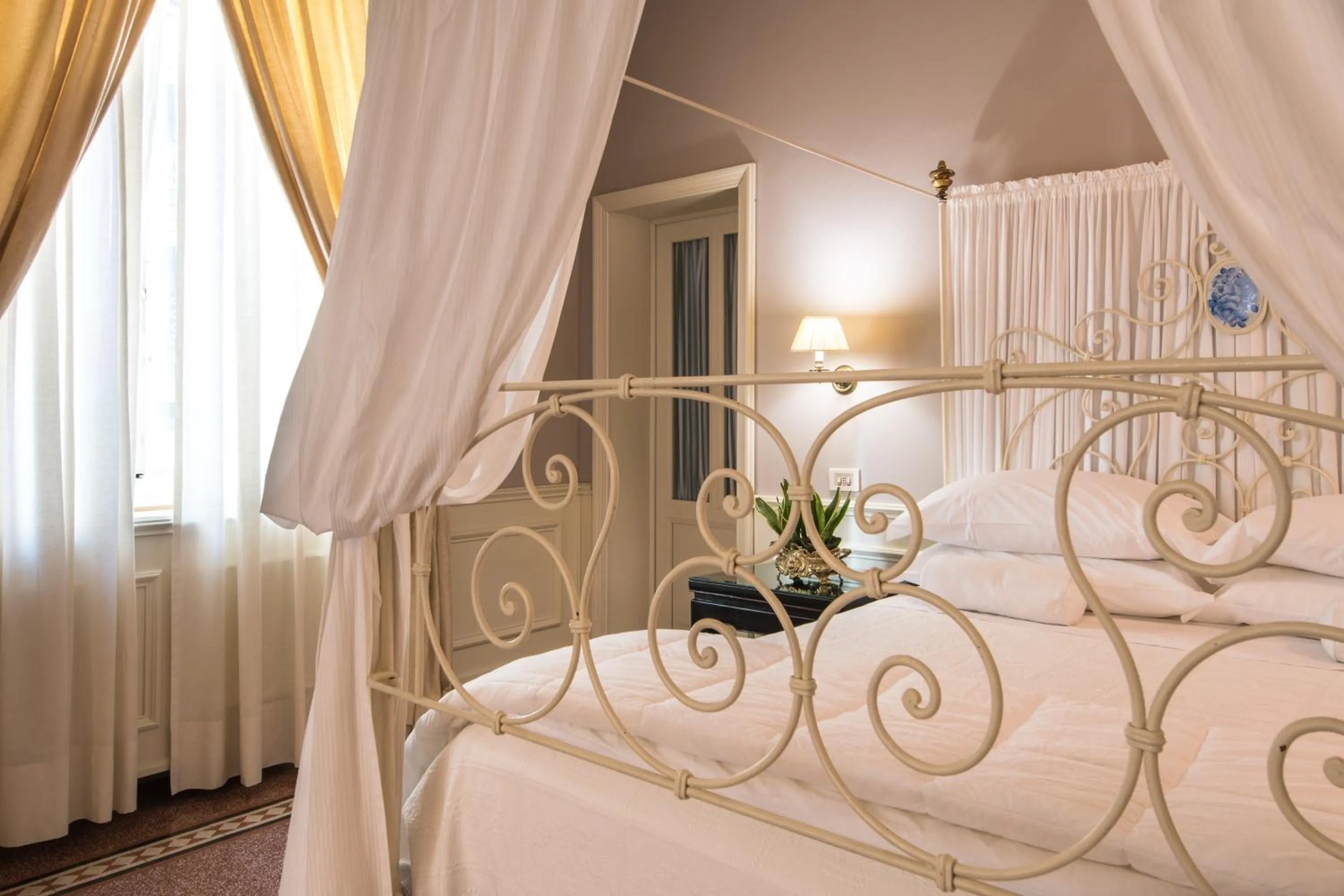 Decorative detail, Bed in Villa Le Magnolie